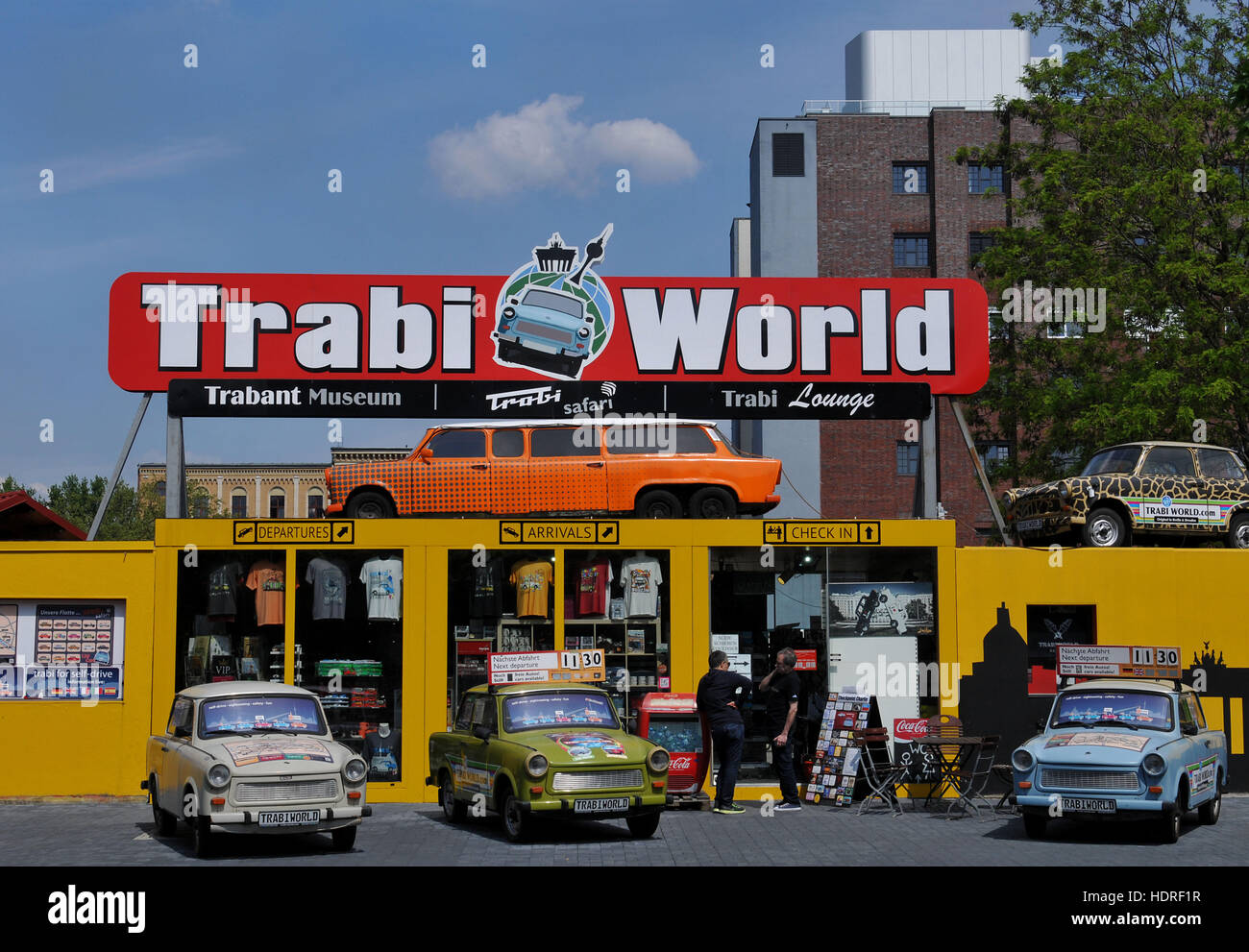 Trabi Mondo, Zimmerstrasse, nel quartiere Mitte di Berlino, Deutschland Foto Stock