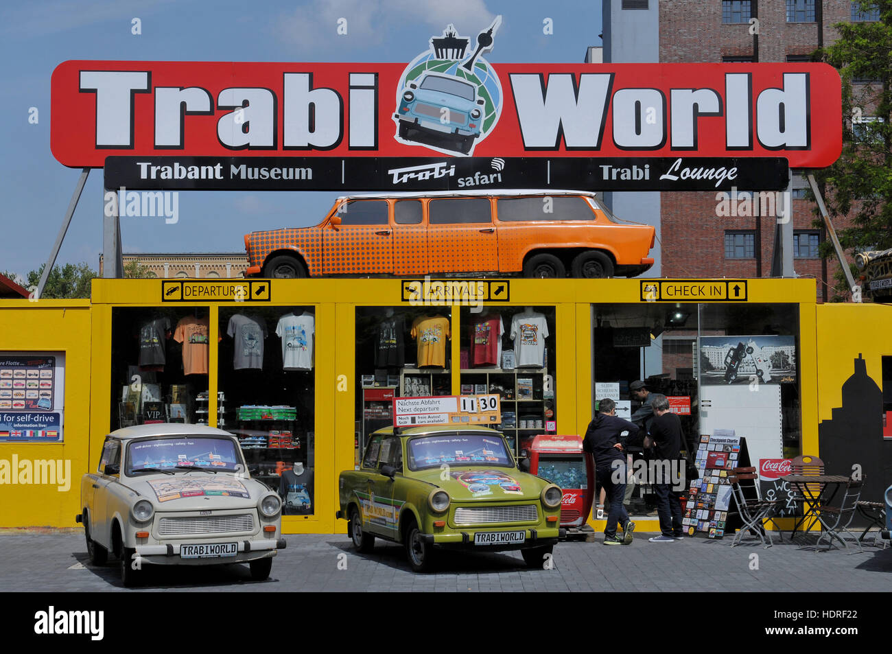 Trabi Mondo, Zimmerstrasse, nel quartiere Mitte di Berlino, Deutschland Foto Stock