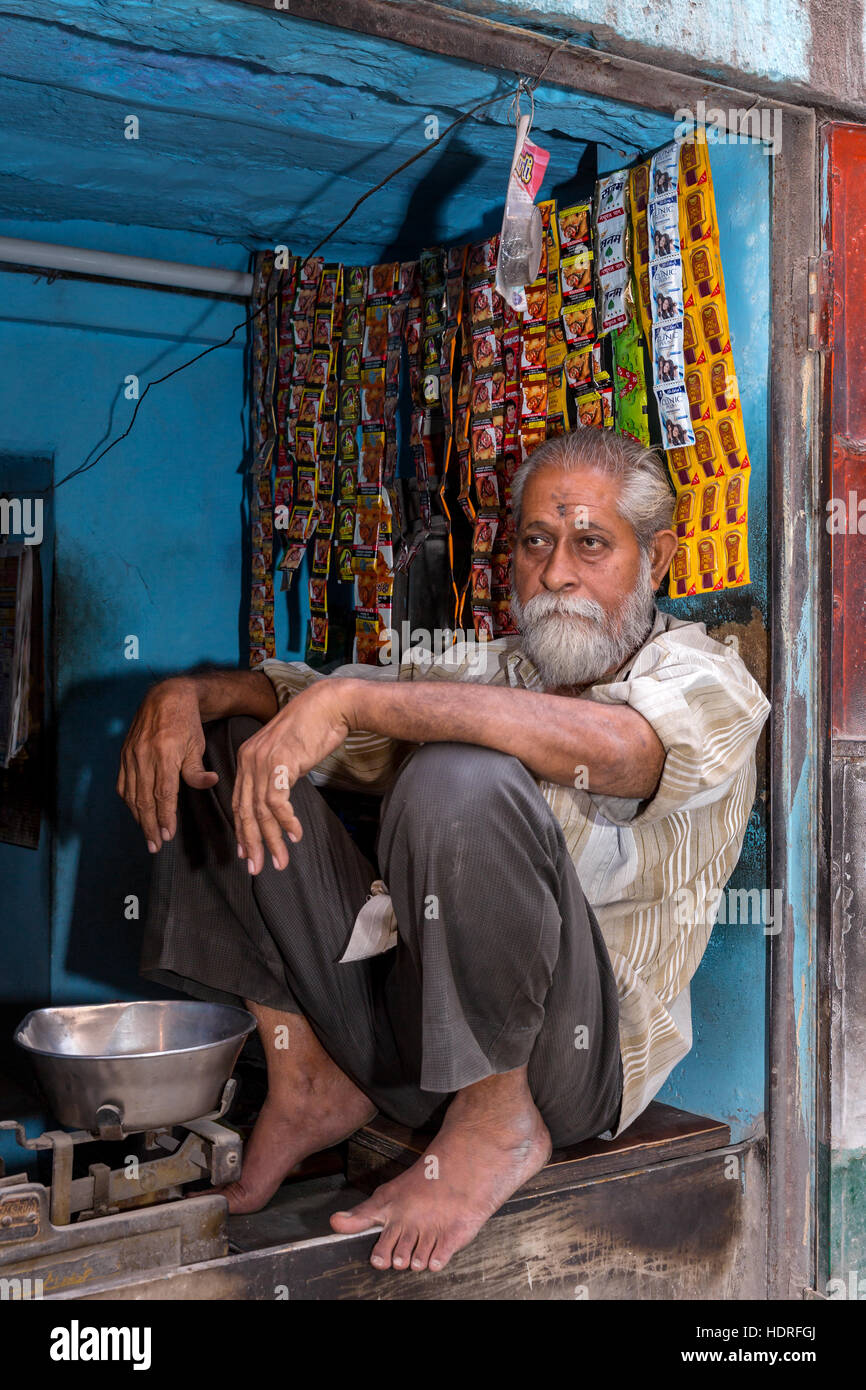 Negoziante indiano in appoggio, Jodhpur, Rajasthan, India Foto Stock