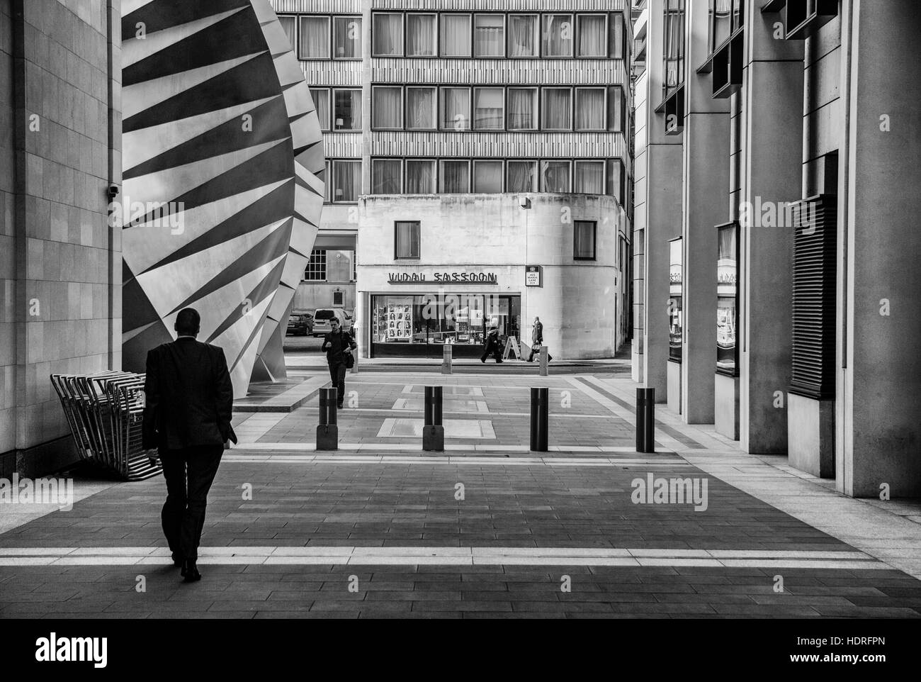 L'uomo sul retro per le strade di Londra Foto Stock