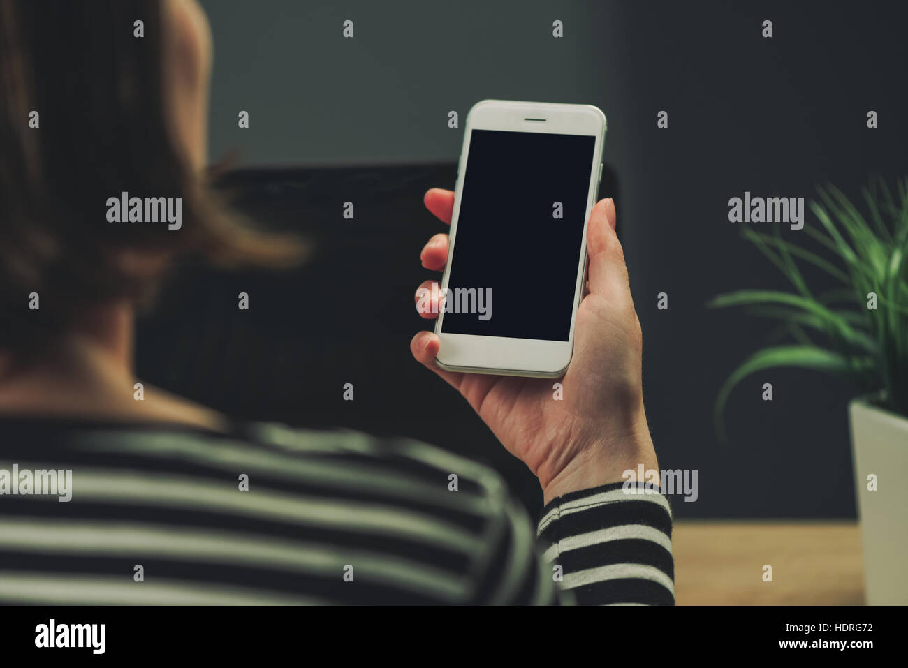 Imprenditrice guardando smartphone schermata vuota come copia di spazio in ufficio business interno Foto Stock