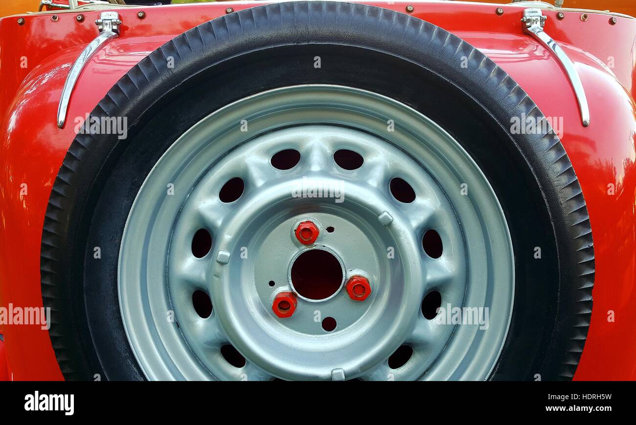 La ruota di scorta sul retro del rosso auto d'epoca Foto Stock