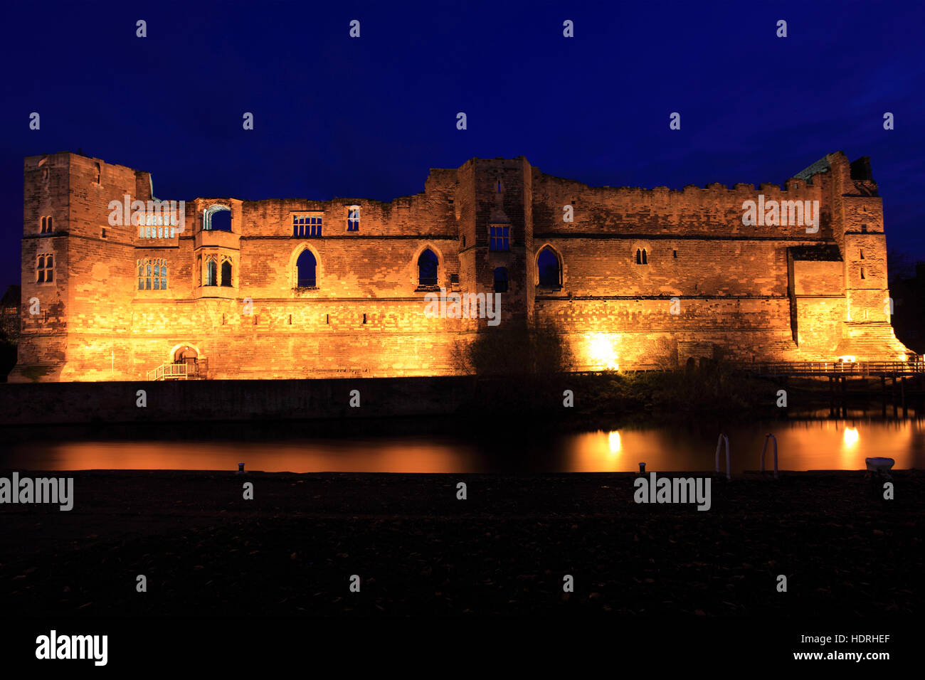 Vista del tramonto sulle rovine del castello di Newark, Newark on Trent, Nottinghamshire, Inghilterra, Regno Unito Foto Stock