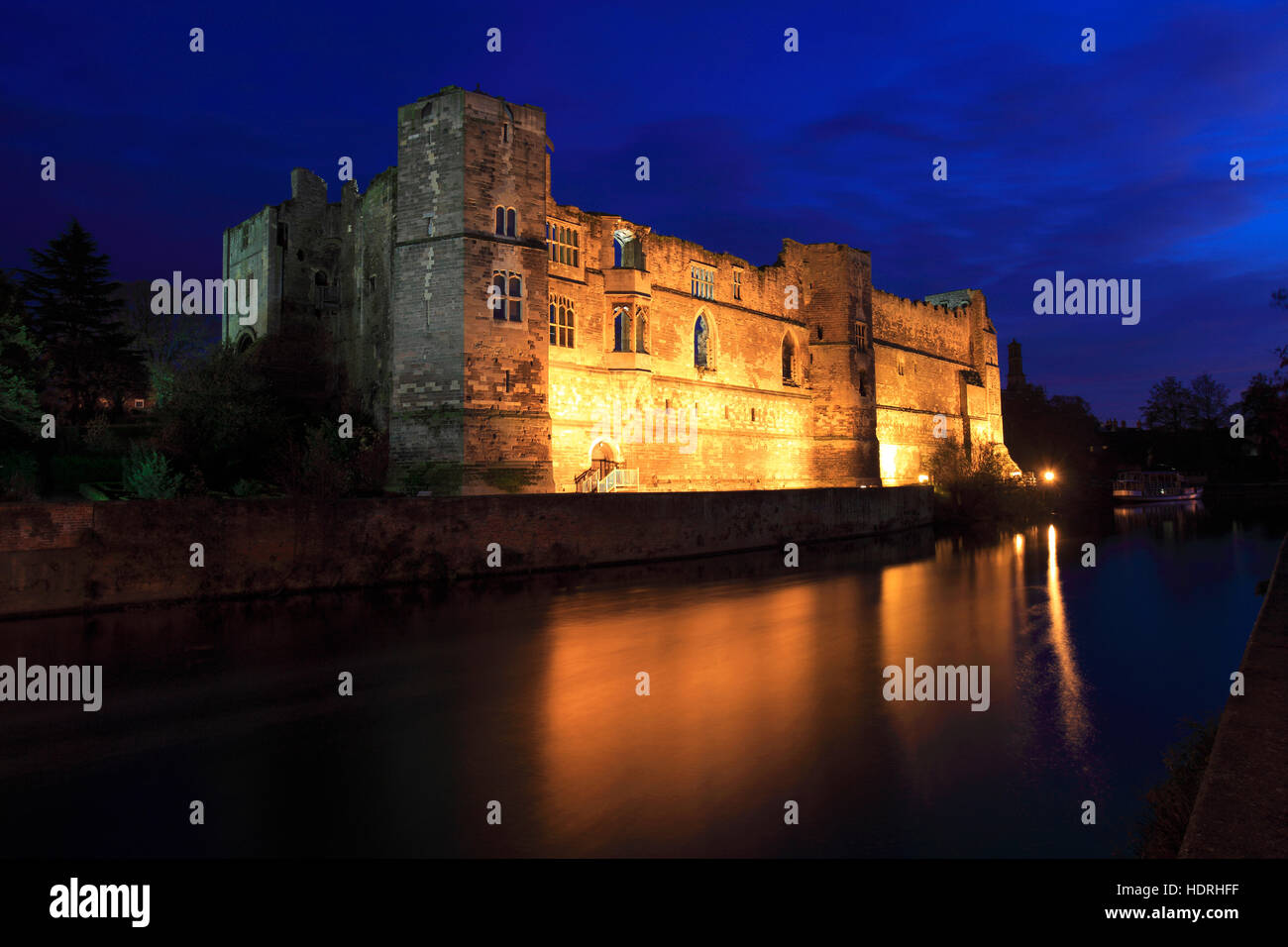 Vista del tramonto sulle rovine del castello di Newark, Newark on Trent, Nottinghamshire, Inghilterra, Regno Unito Foto Stock