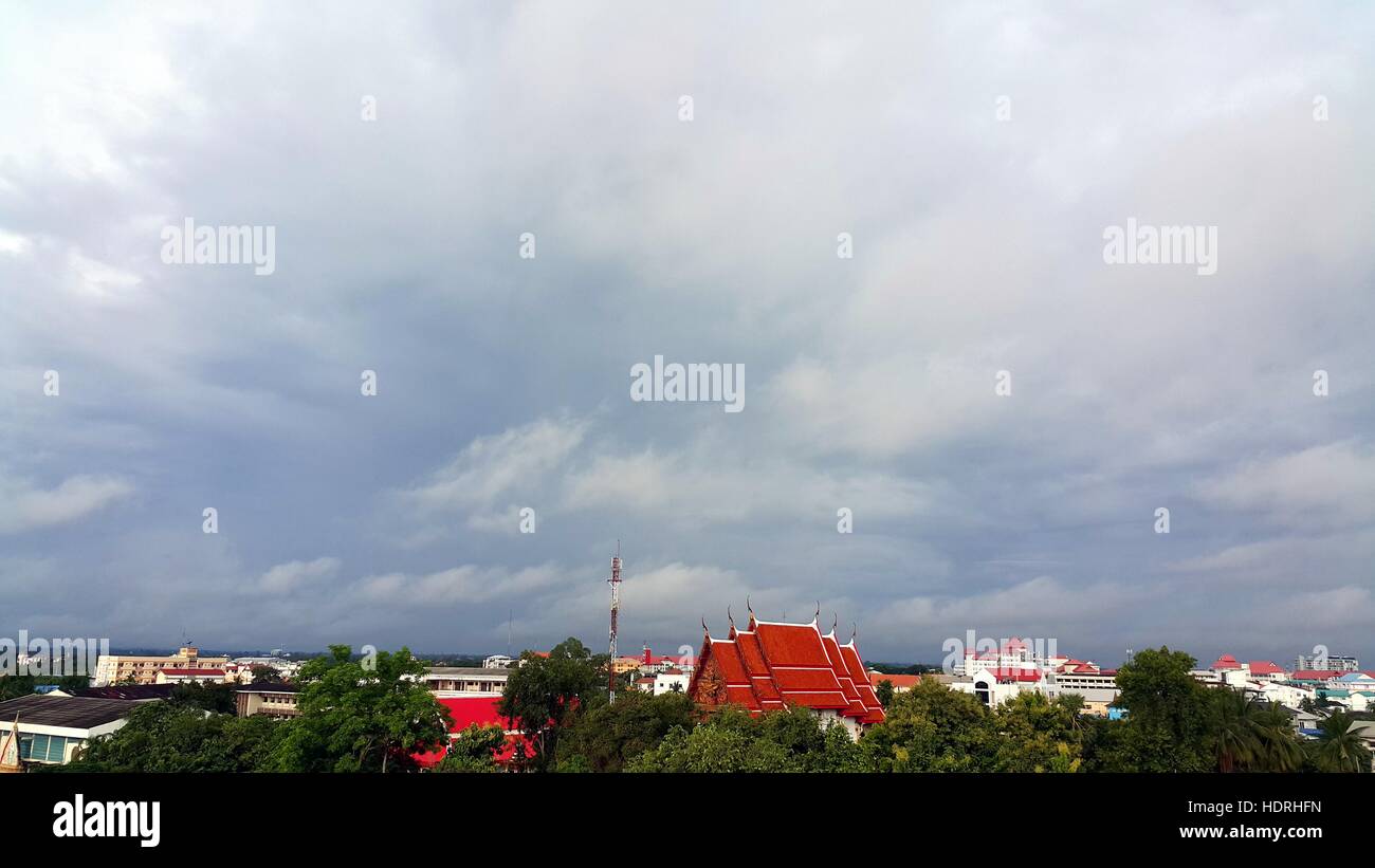 Il paesaggio rurale della città con il tetto rosso e il Tempio di cielo nuvoloso, Udonthani, Tailand Foto Stock