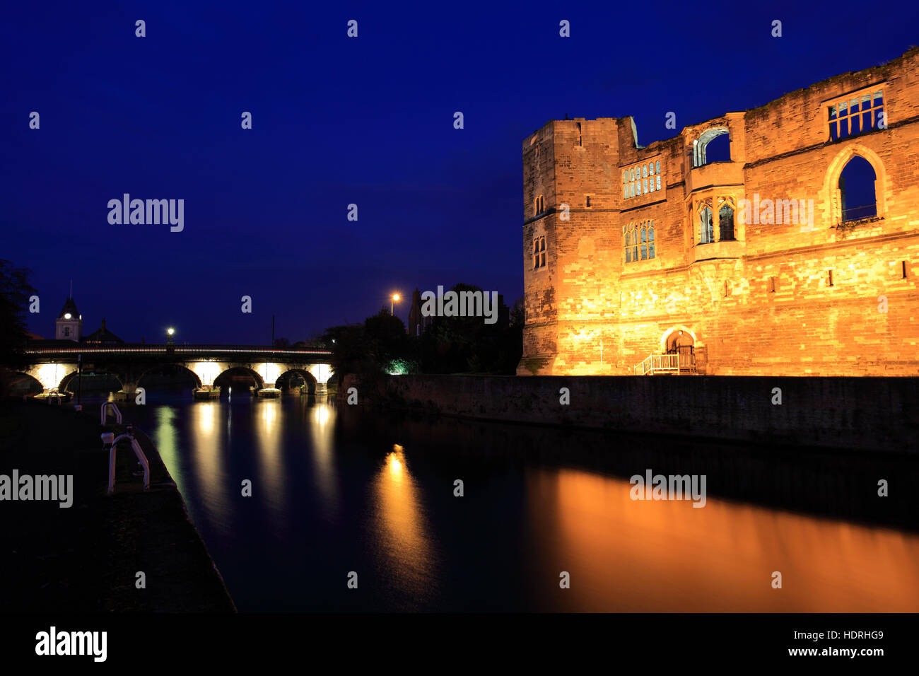 Vista del tramonto sulle rovine del castello di Newark, Newark on Trent, Nottinghamshire, Inghilterra, Regno Unito Foto Stock