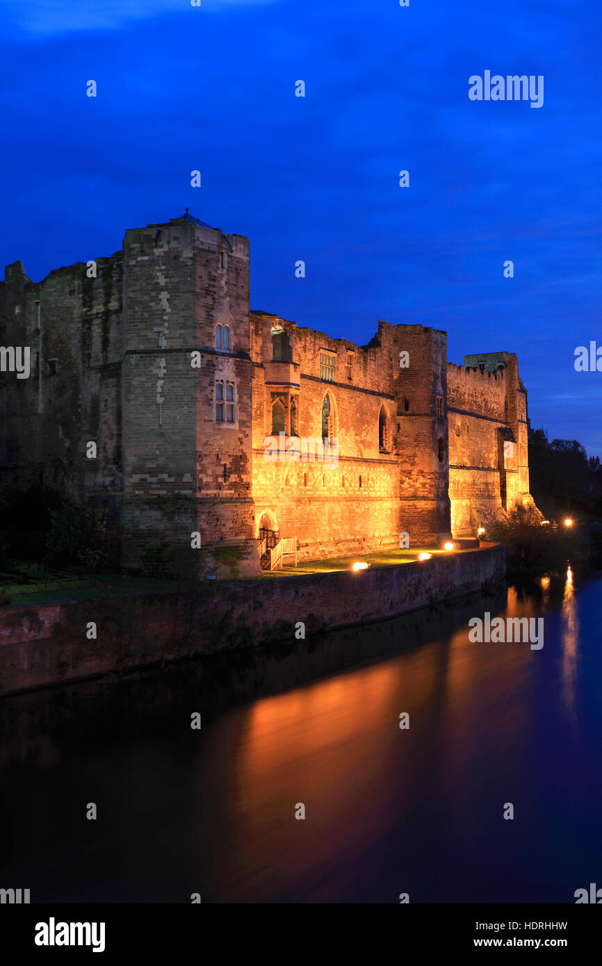 Vista del tramonto sulle rovine del castello di Newark, Newark on Trent, Nottinghamshire, Inghilterra, Regno Unito Foto Stock