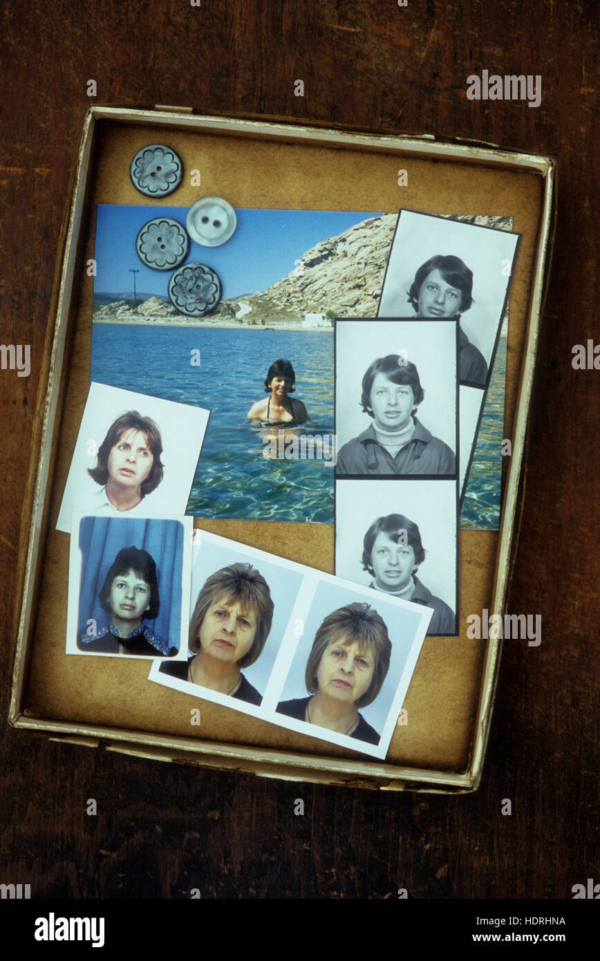 Scatola contenente un passaporto in corso di validità e le foto delle vacanze della stessa donna da giovane femminilità di mezza età Foto Stock