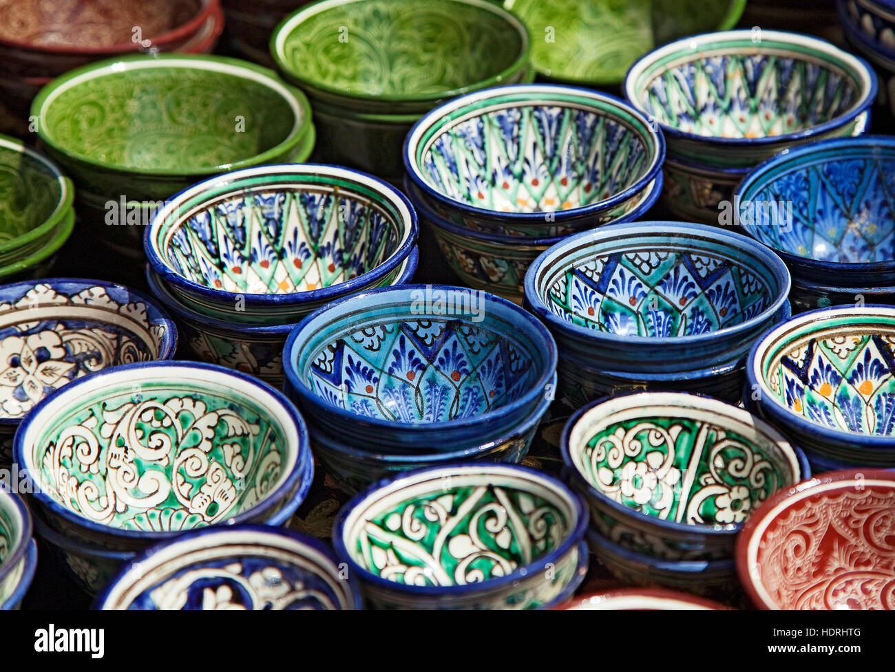 Tradizionale stoviglie in ceramica in un mercato di strada, Uzbekistan Foto Stock