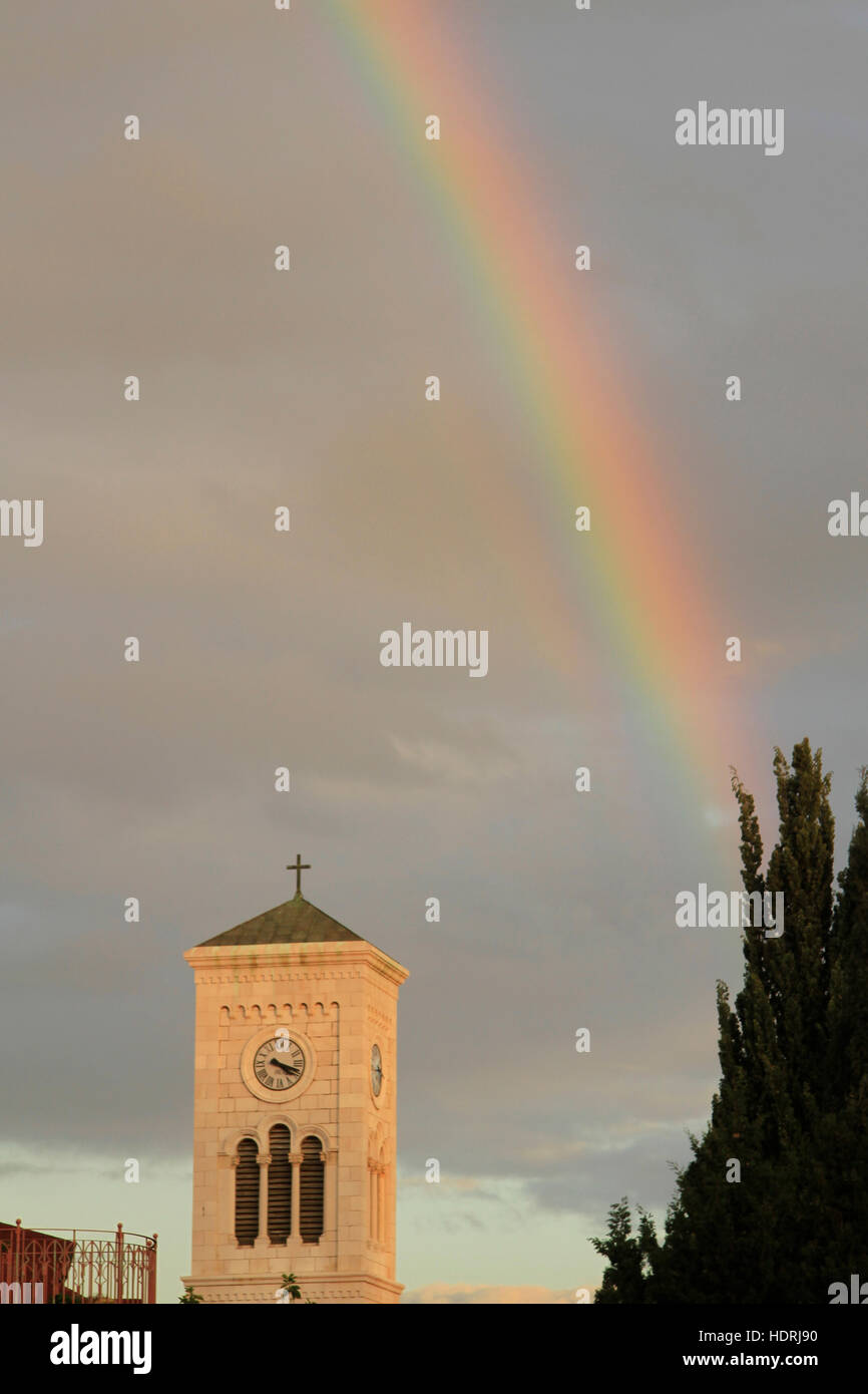 Israele, un arcobaleno su san Giuseppe chiesa in Nazareth Foto Stock