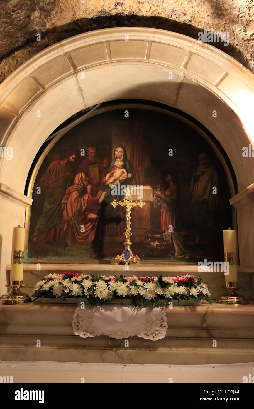 Israele, Gerusalemme, l'altare nella grotta della Natività di San Giovanni Battista presso la chiesa di San Giovanni Battista in Ein Karem Foto Stock