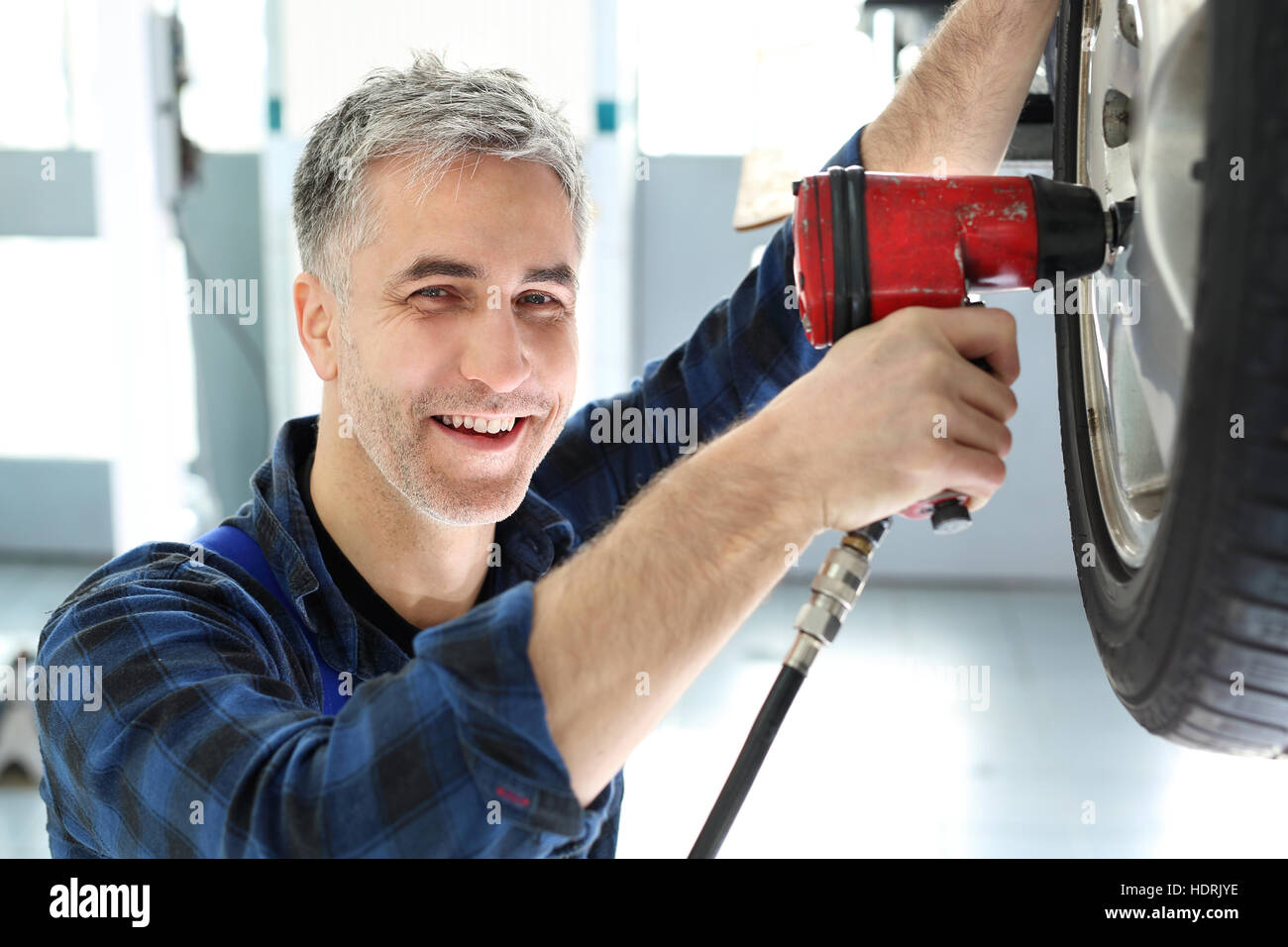 Mechanic regola il parallelismo. Riparazione auto shop, servizio pneumatici. Servizio pneumatici, ruote di rigenerazione meccanico serrati wr Foto Stock