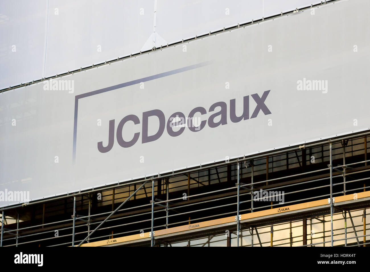 Pubblicità JCDecaux corporation logo in Madrid (Spagna). Foto Stock