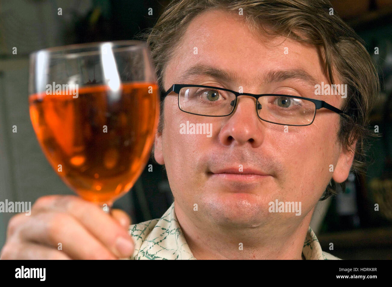 Andy hamilton fa propri alcolici a casa da ingredienti semplici nella sua cucina e ha scritto un libro 'booze gratis'. Foto Stock
