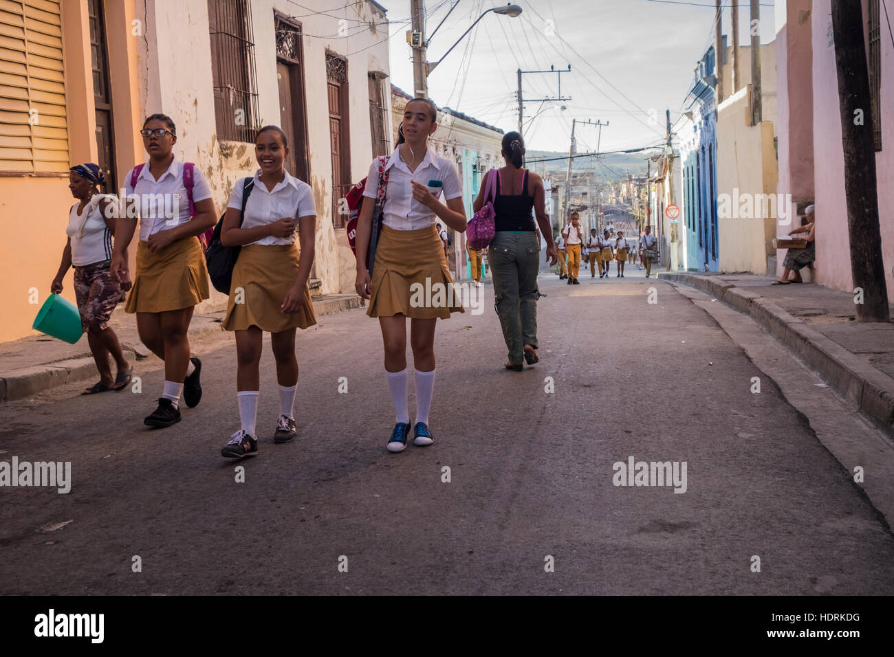Scuola secondaria le ragazze in divisa nazionale voce a scuola a Santiago de Cuba, Cuba Foto Stock