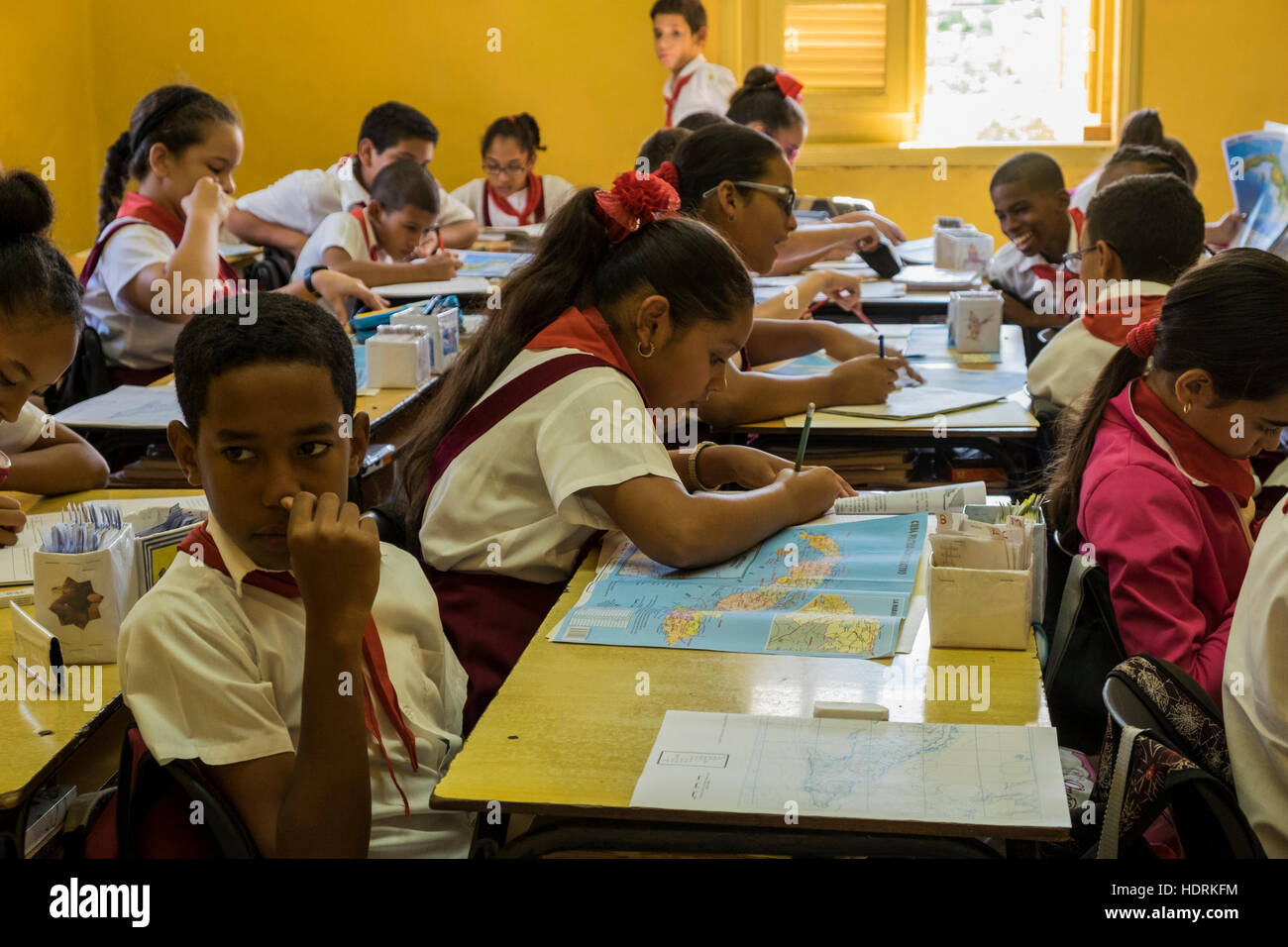 Schoolkids in aula presso la scuola di Moncada, scena della sollevazione disastrosa nel 1953, Santiago de Cuba, Cuba Foto Stock