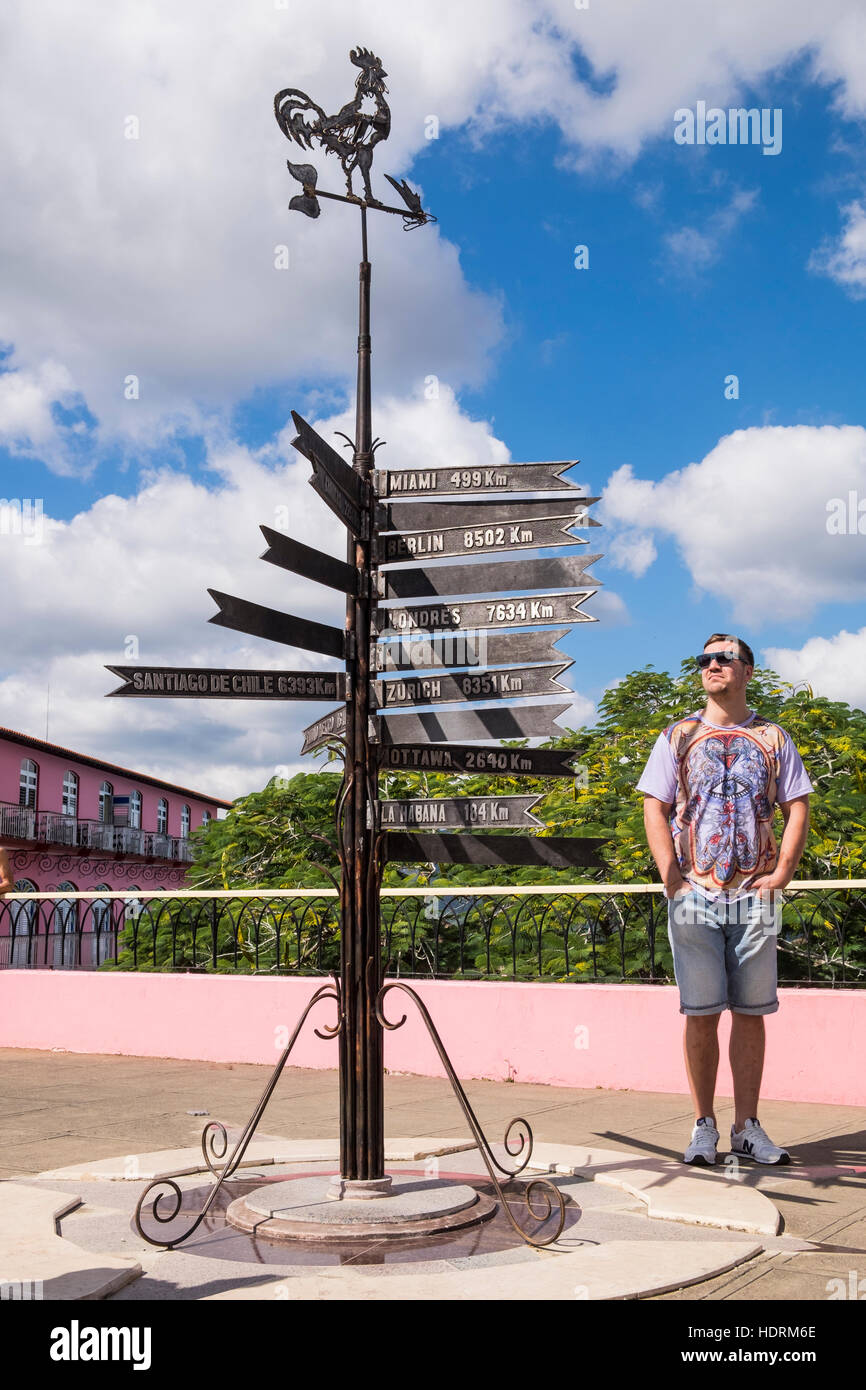Cartello indicante le distanze di luoghi lontani, Valle de Vinales, Cuba Foto Stock