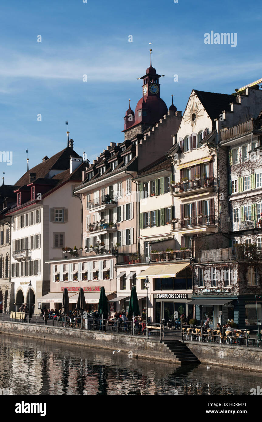 Svizzera: Lo skyline e architettura di Lucerna con vista del Zit tower, la città più antica orologio costruito nel 1535, e il fiume Reuss Foto Stock