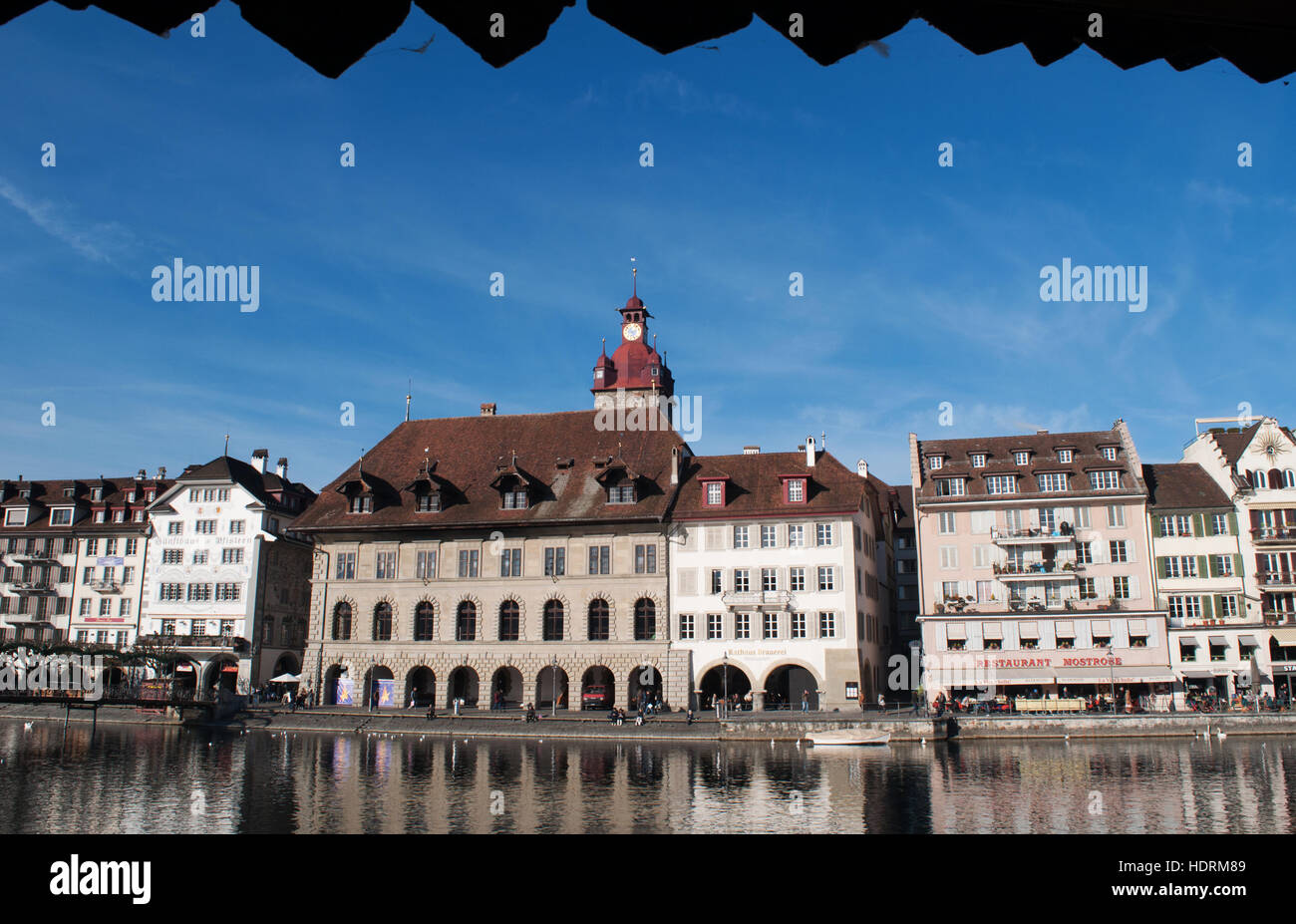 Svizzera: Lo skyline e architettura di Lucerna con vista del Zit tower, la città più antica orologio costruito nel 1535, e il fiume Reuss Foto Stock