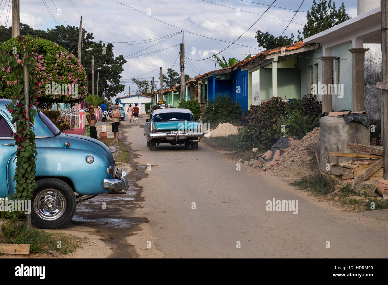 Residencial street con il vecchio degli anni cinquanta vetture americane in Vinales, Cuba Foto Stock