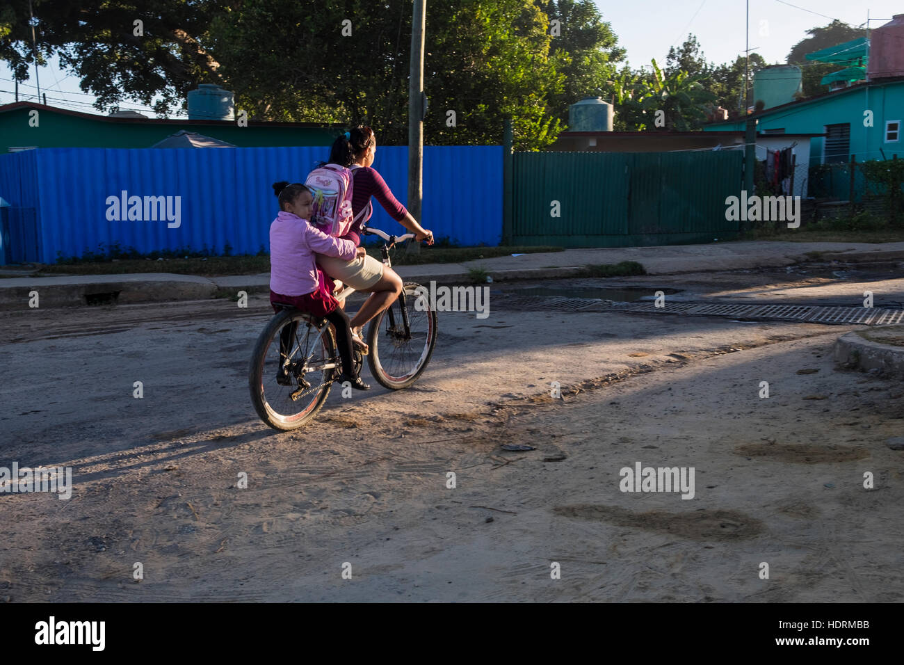 Donna prendendo figlio a scuola sul retro di una bicicletta, Vinales, Cuba Foto Stock
