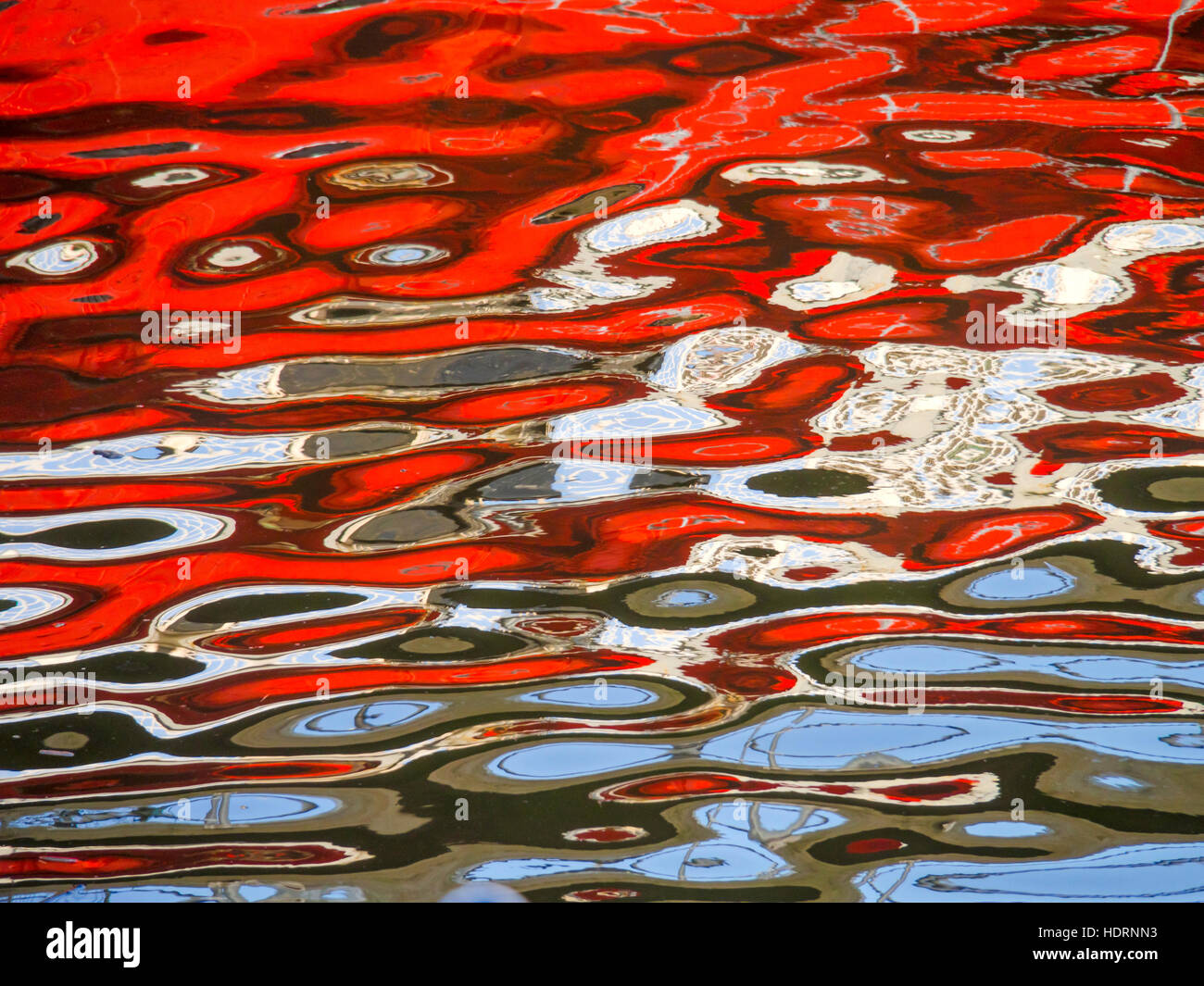 Whitby ponte girevole rosso bianco dettagli blu riflessa nell'acqua del porto Foto Stock