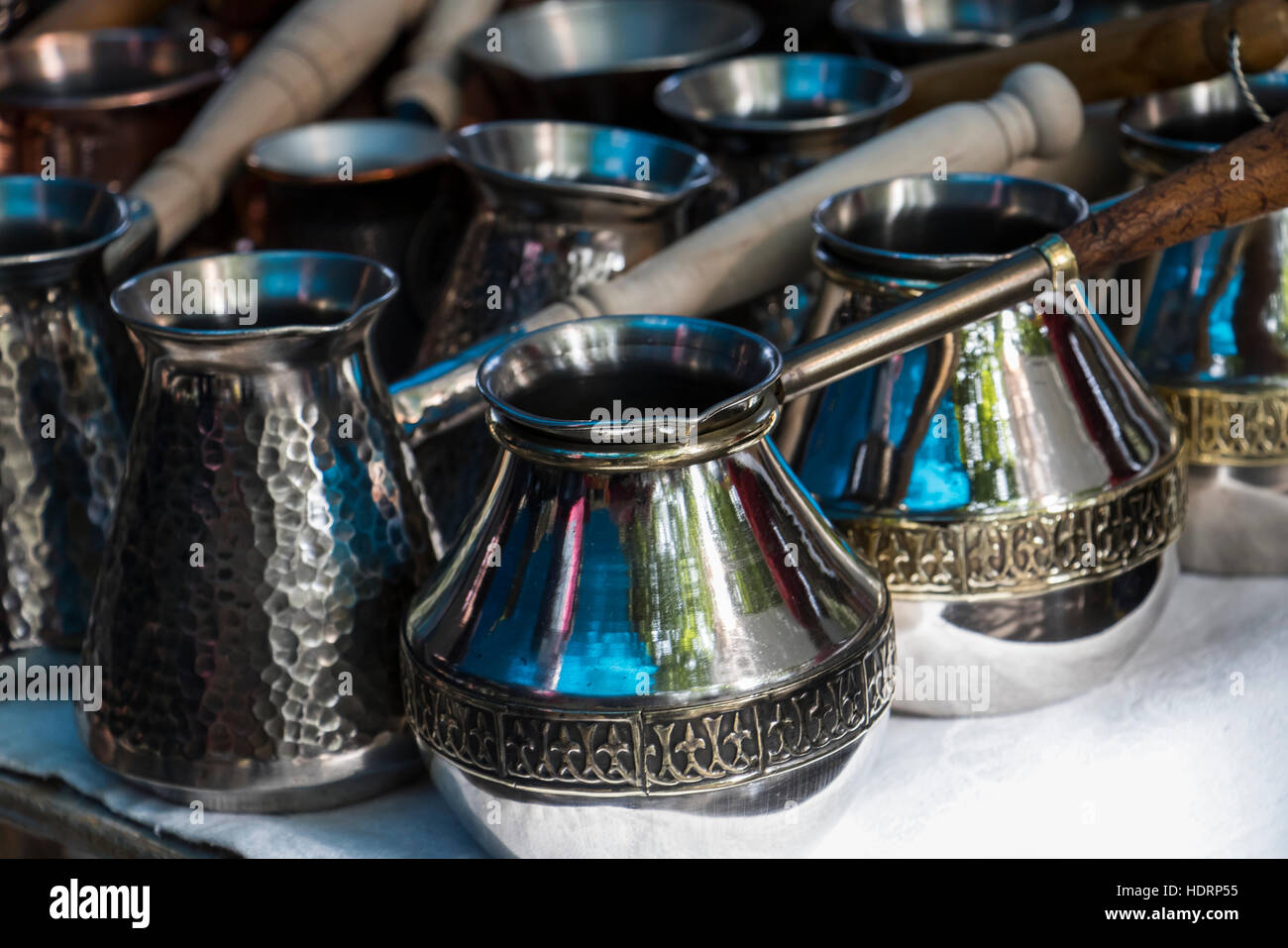 Caffè armeno di vasi per la vendita al vernissage Mercato; Yerevan, Armenia Foto Stock