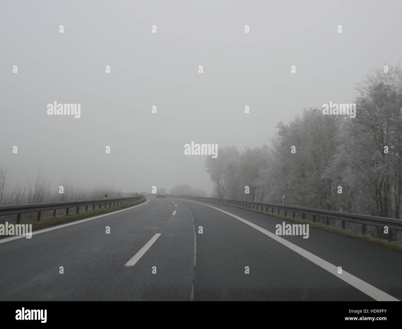 Autostrada nella nebbia autostrada tedesca Foto Stock