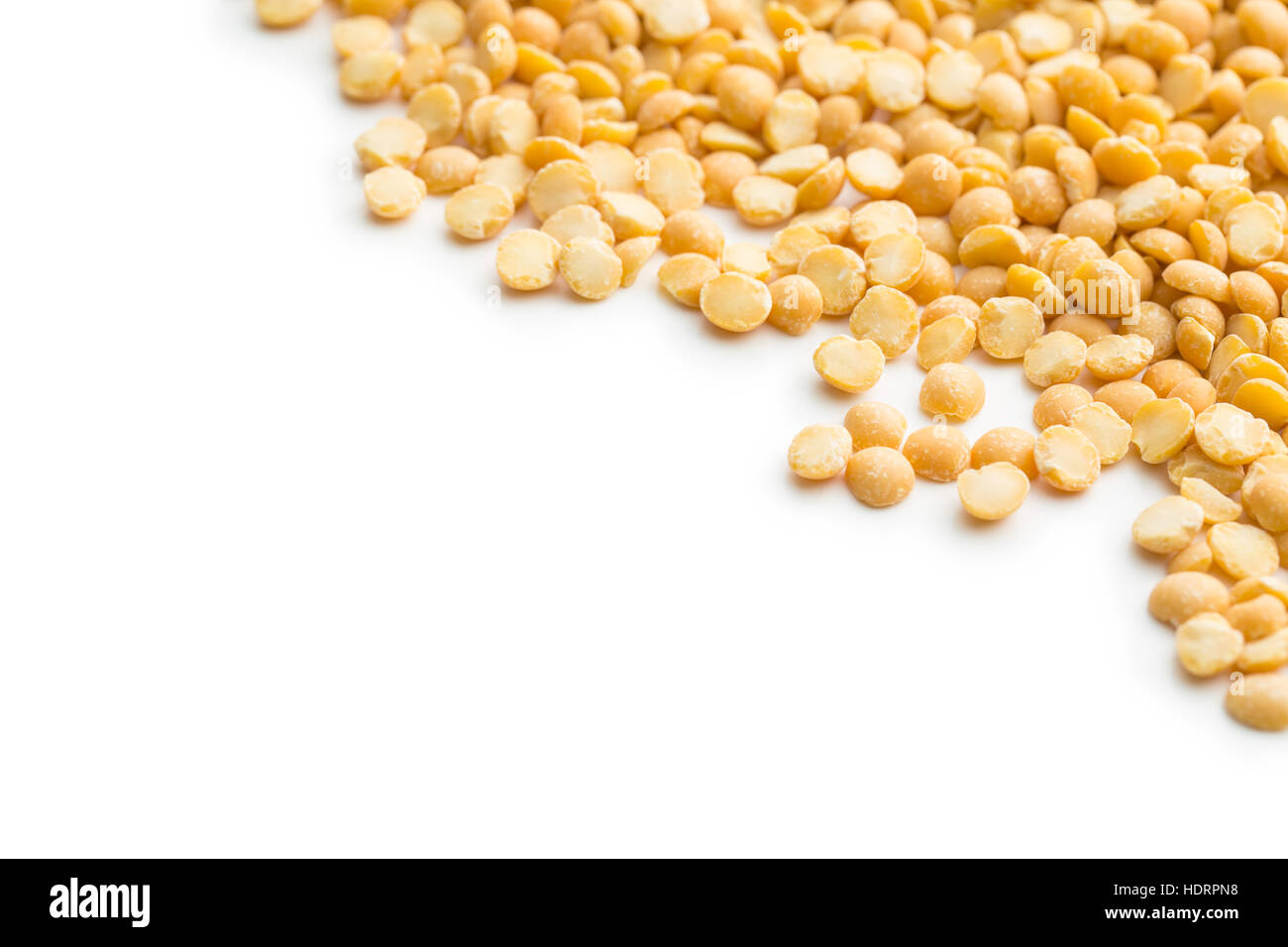 Giallo piselli spezzati isolati su sfondo bianco. Foto Stock