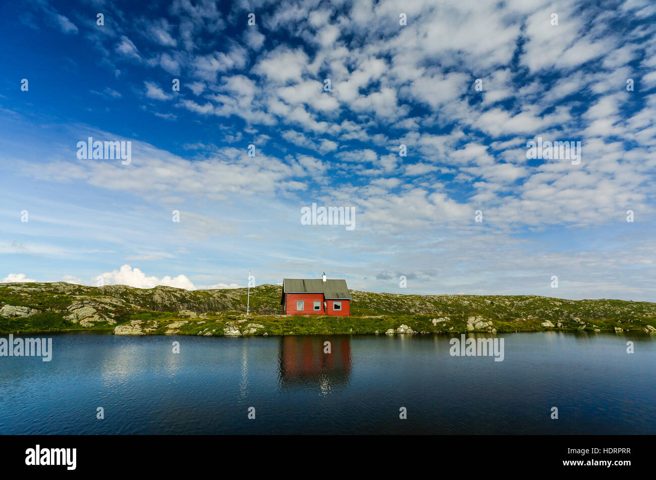 Norvegese tradizionale casa di campagna in cima del monte Ulriken vicino alla città di Bergen Foto Stock