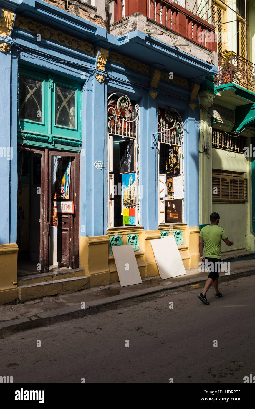 Negozio di arte con dipinti appesi nella finestra su Brasil street, La Havana, Cuba. Foto Stock