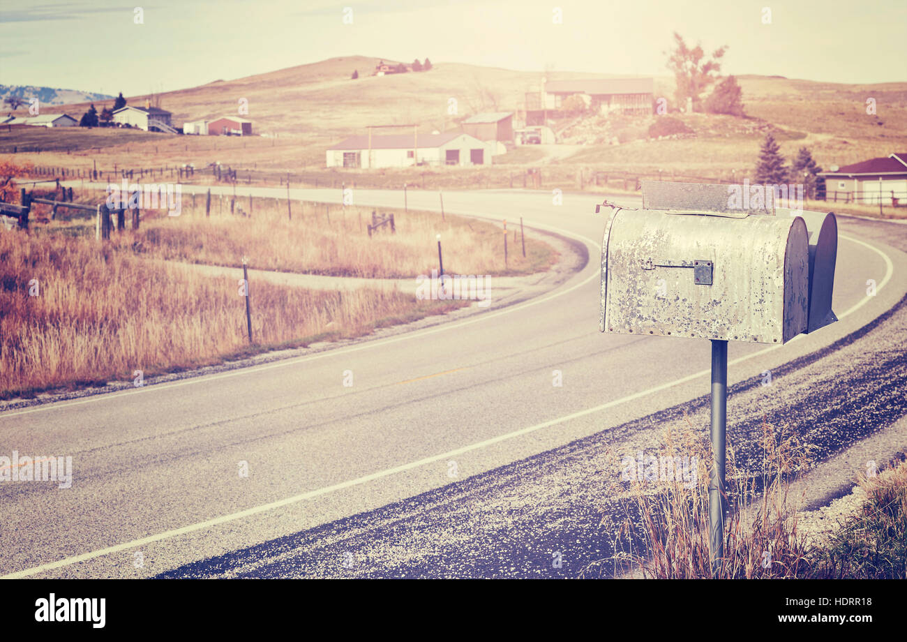 Vintage mailbox stilizzata situato in una strada di campagna, il fuoco selettivo. Foto Stock