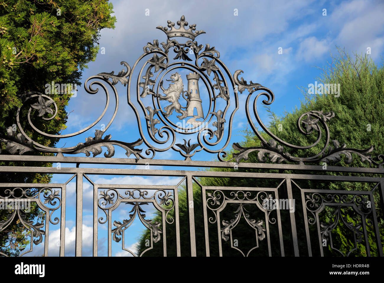 Top antico ornato metal di gate , uno dei più noti abbazie nel mondo l' Abbazia di Montecassino Cassino, Italia, Europa Foto Stock