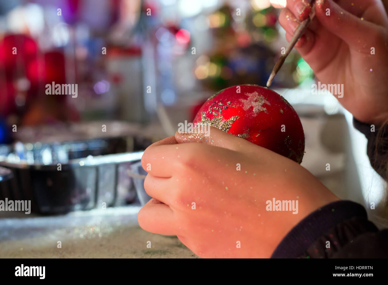 I bambini dipinta a mano il natale palle di vetro (pallina) Foto Stock
