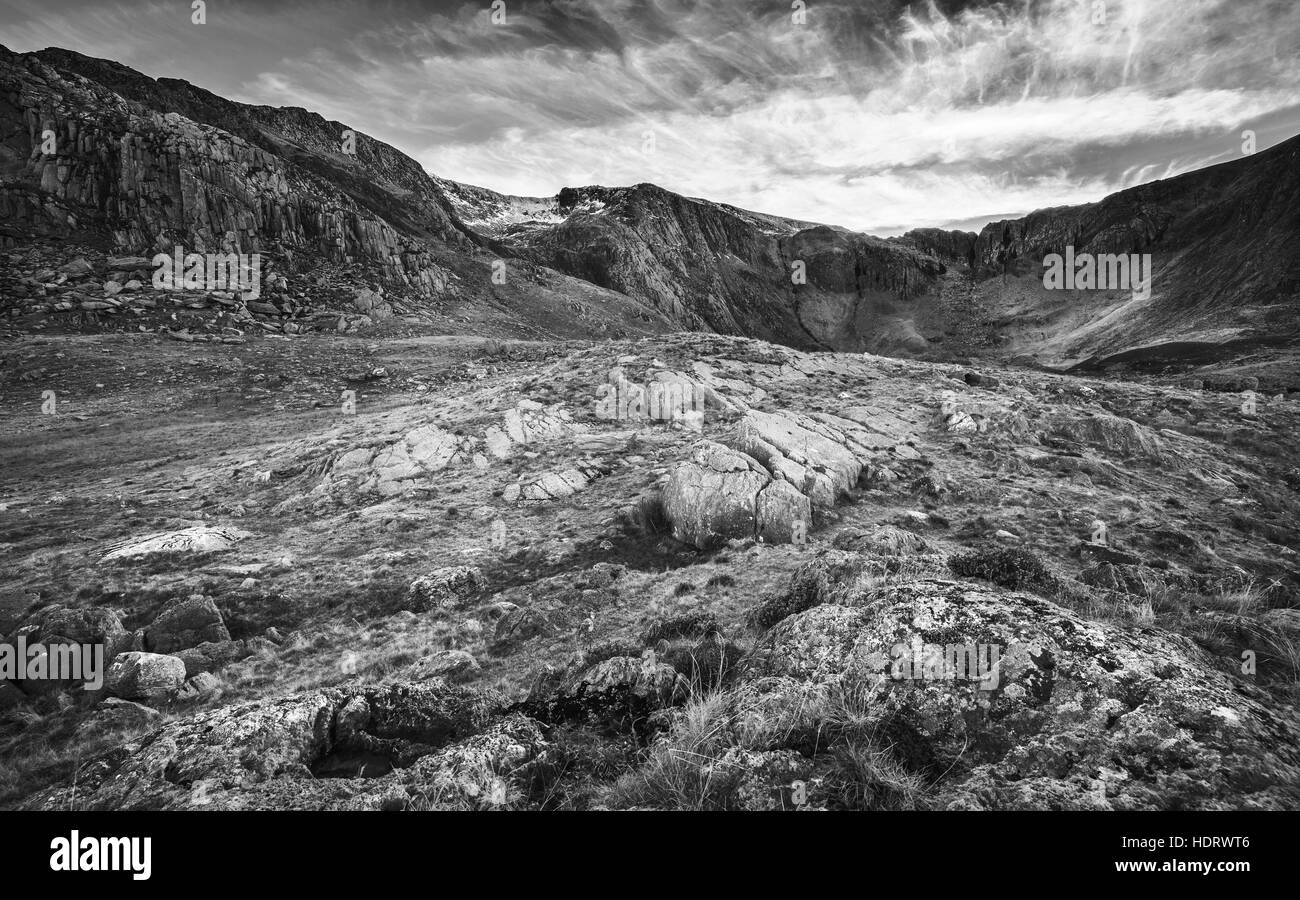 Scenic Cwm Idwal Valle appesi nelle montagne Glyderau Foto Stock