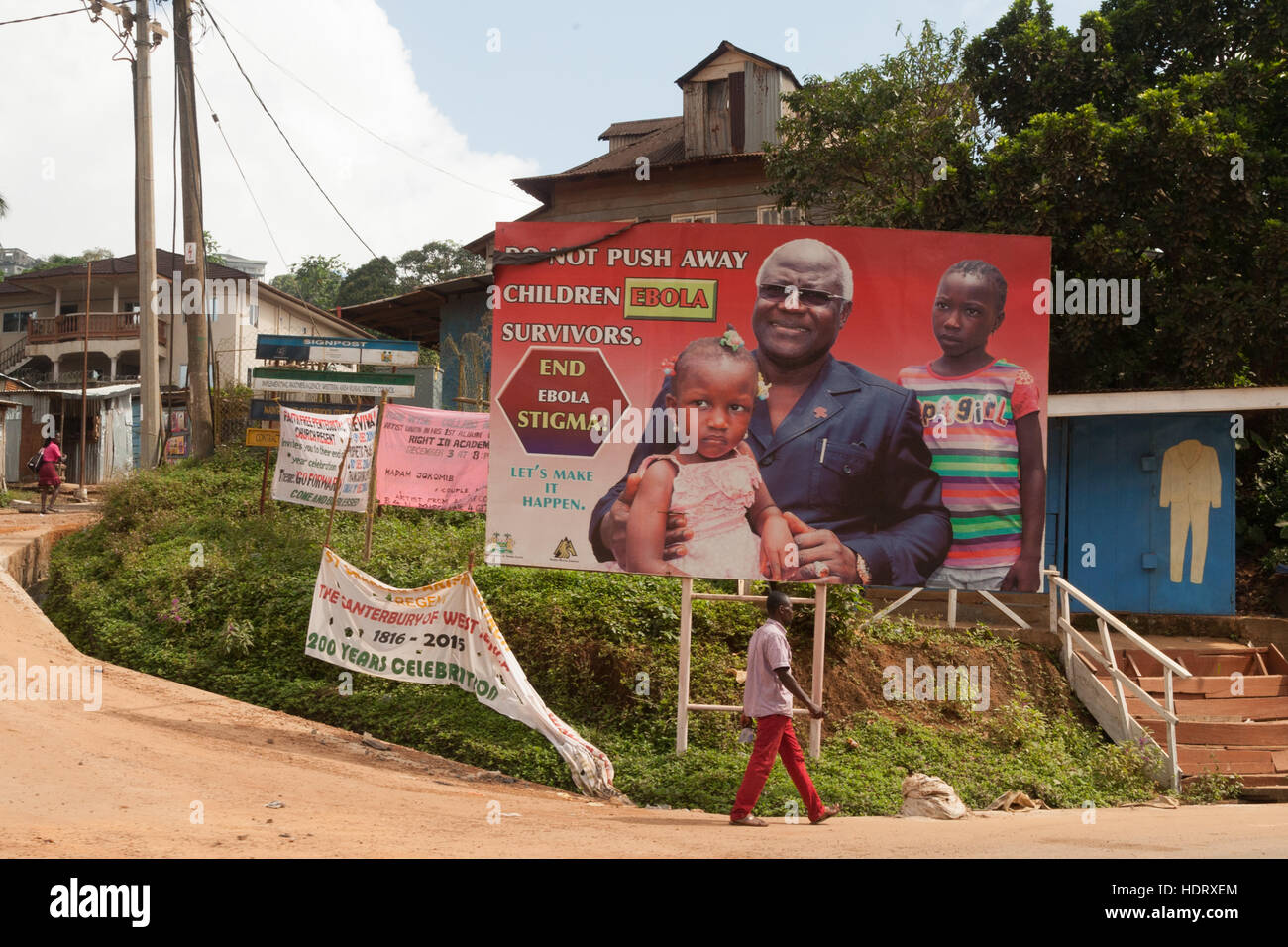 Il Presidente della Sierra Leone chiede il rispetto per l’ebola superstiti su un cartellone Foto Stock