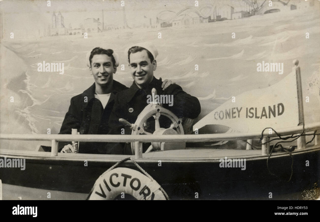 Antique c1910 fotografia, due uomini in un souvenir cartoline fotografiche da Coney Island, Brooklyn, New York City, Stati Uniti d'America. Fonte: originale stampa fotografica. Foto Stock
