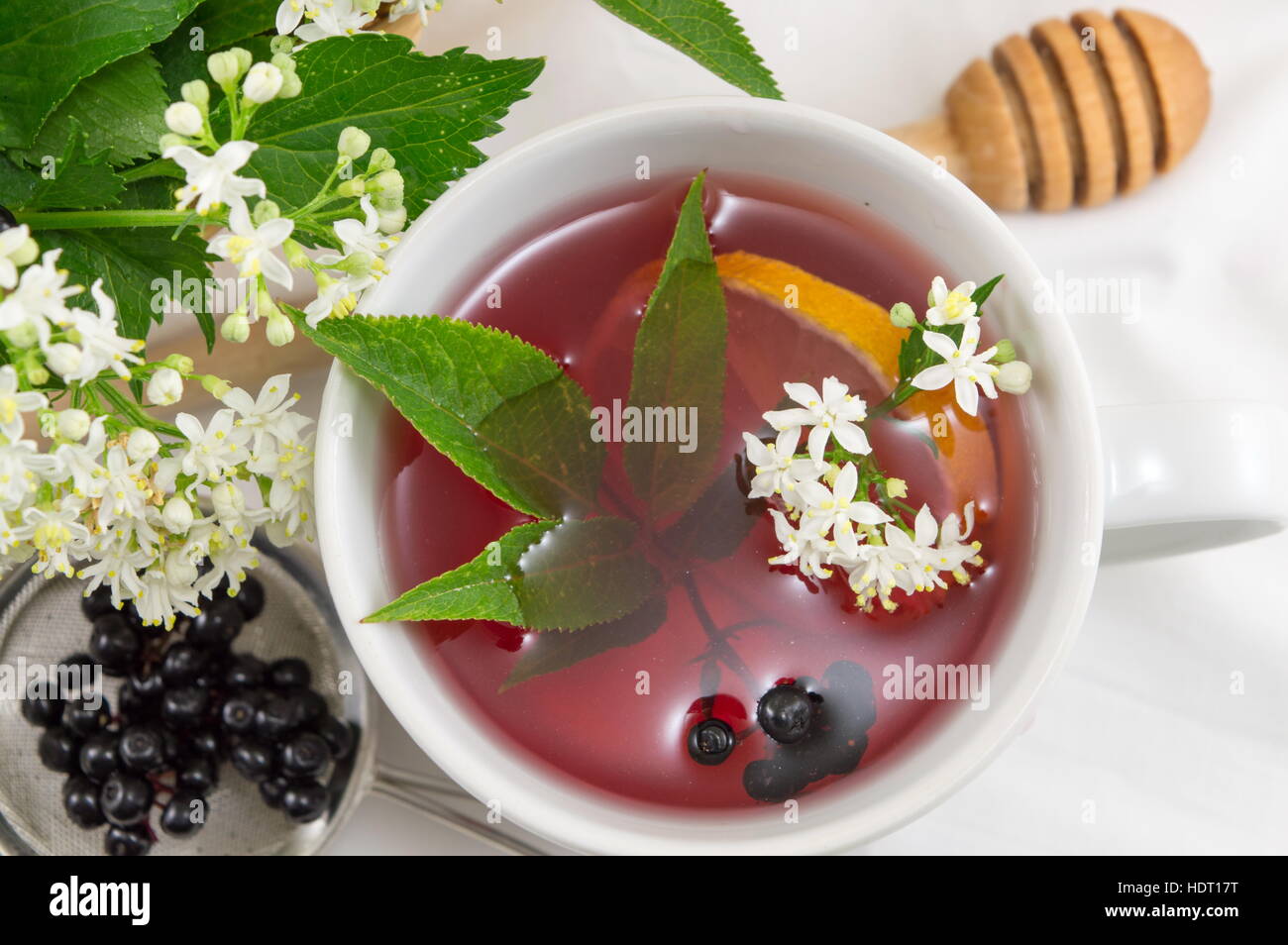 Tazza di bacche di sambuco freschi tè con frutti di bosco e miele Foto Stock