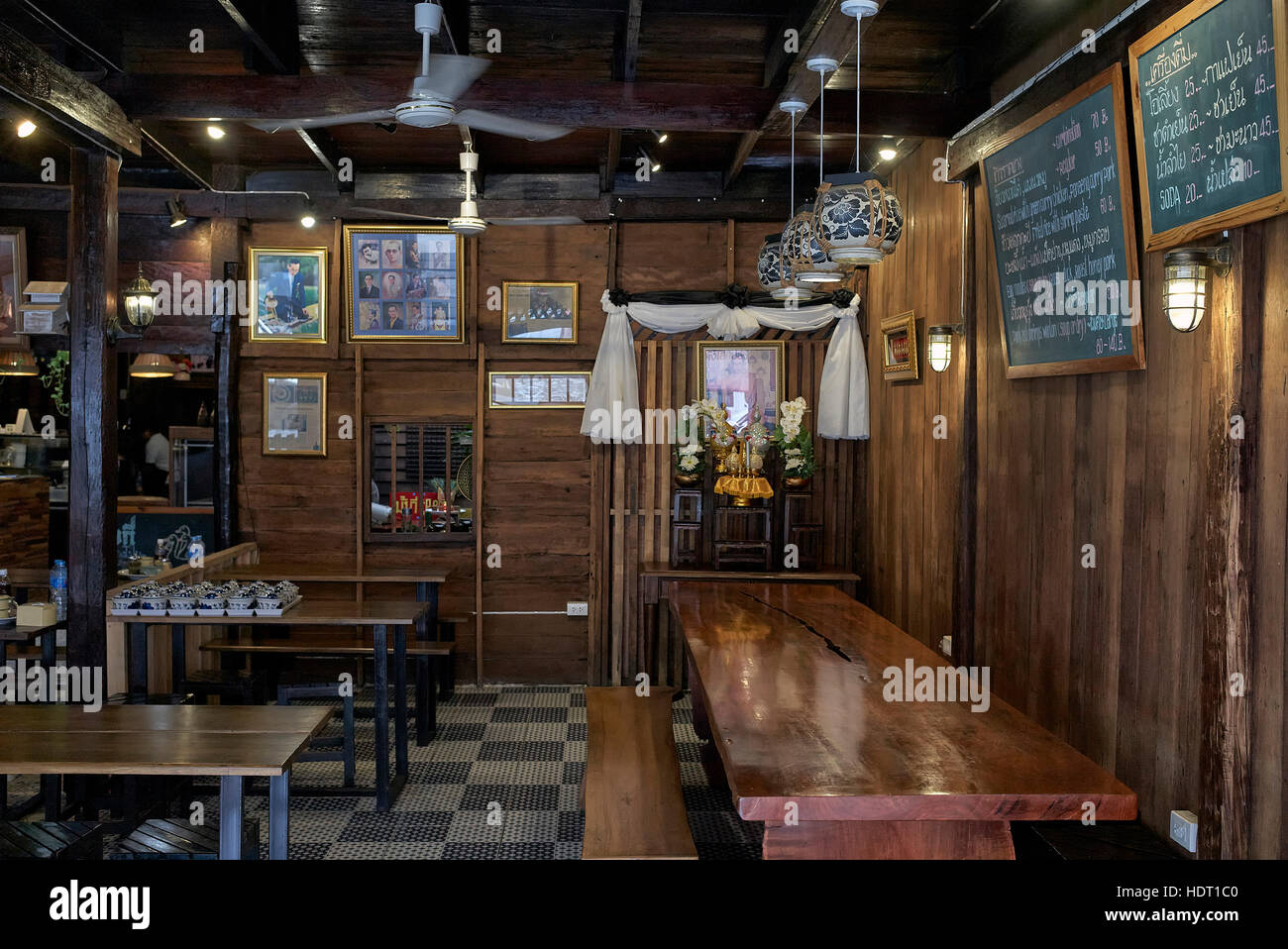 Thailandia ristorante. Vista interna di un tradizionale ristorante Thailandese in stile vintage rivestito in legno con posti a sedere e tavoli in legno. S. E. Asia Foto Stock