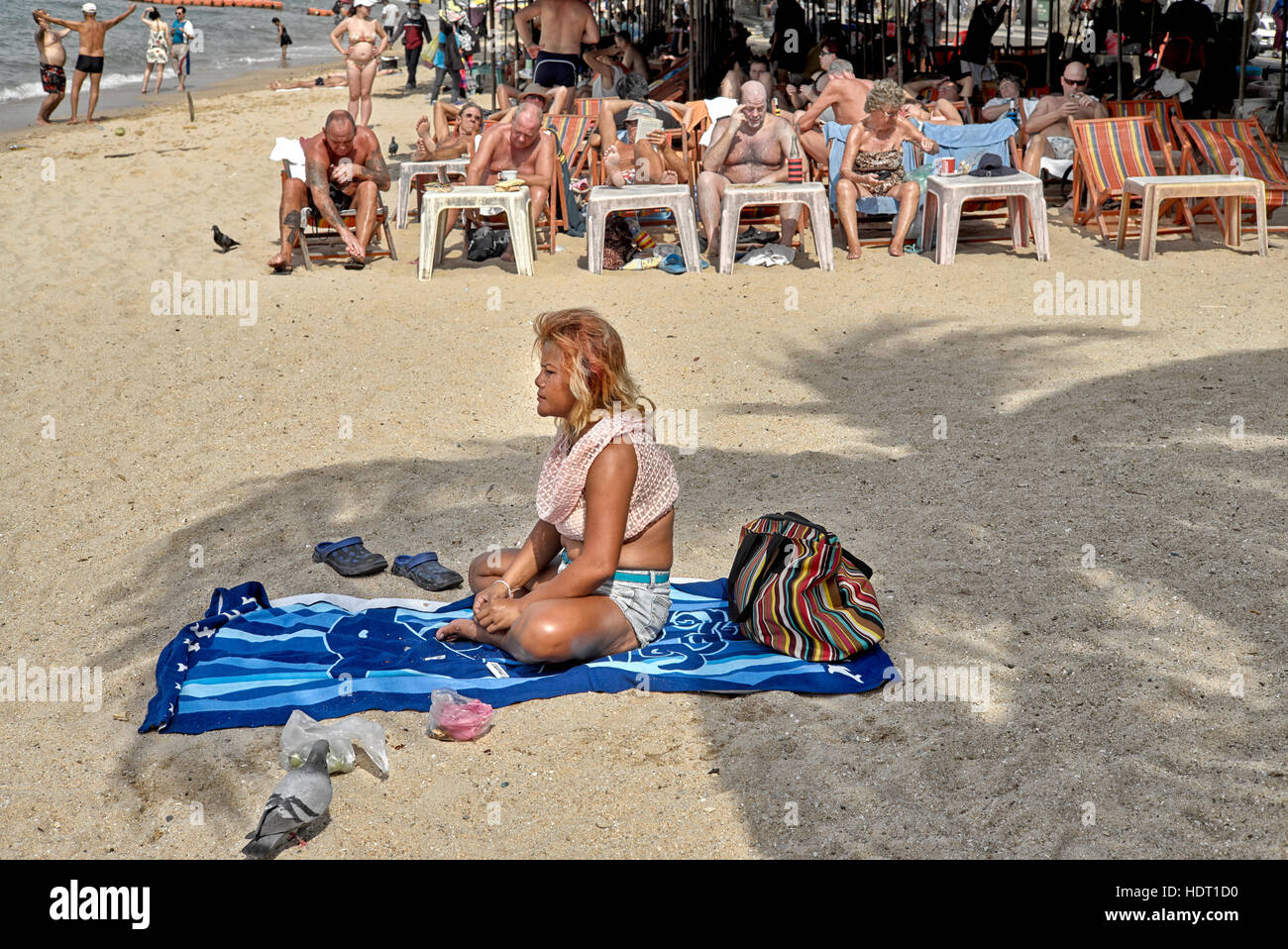 Donna indipendente da sola su una spiaggia. Pattaya Thailandia S., E. Asia Foto Stock