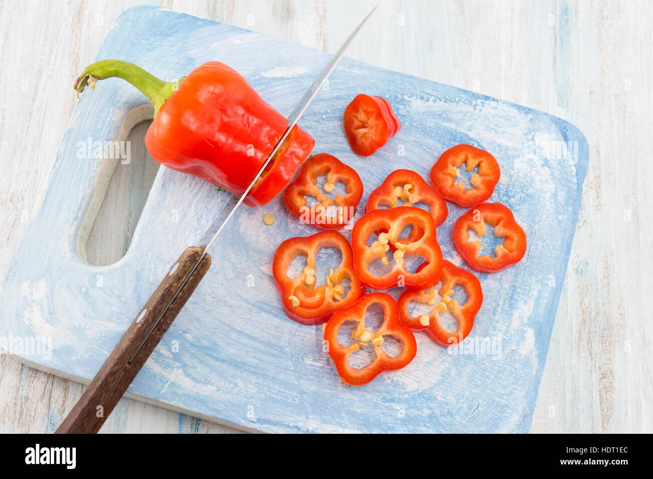 Il taglio di pepe rosso su un vassoio in legno Abstract di cottura Foto Stock