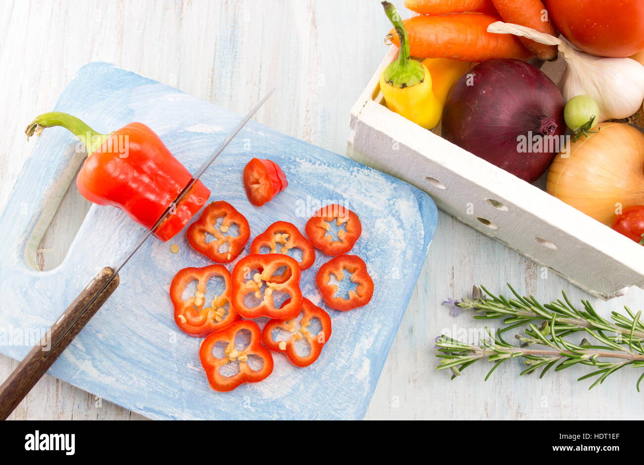 Il taglio di pepe rosso su un vassoio in legno Abstract di cottura Foto Stock