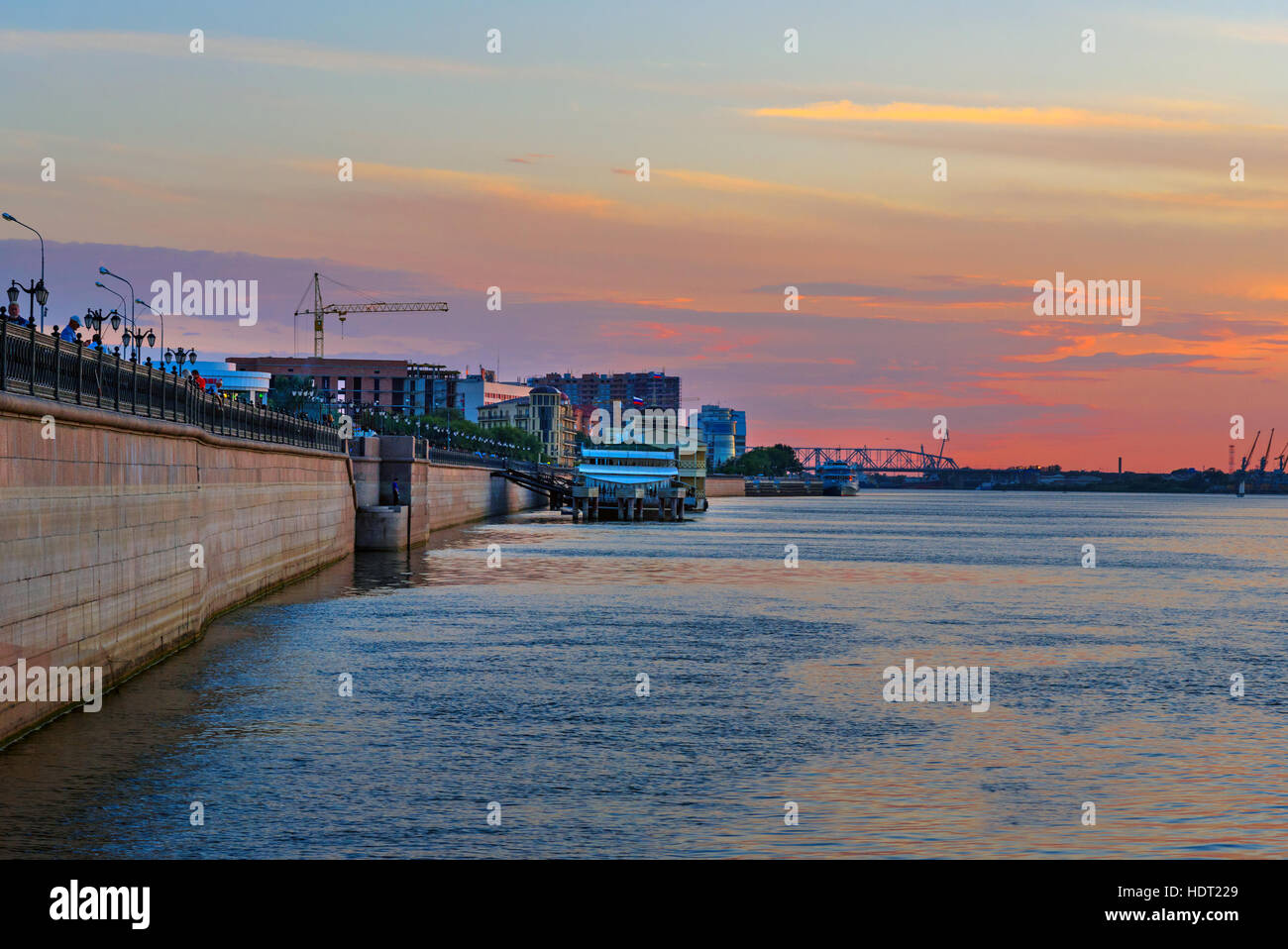 Argine volga al tramonto. Astrakhan è una città in Russia meridionale della città si trova sulle rive del fiume Volga Foto Stock