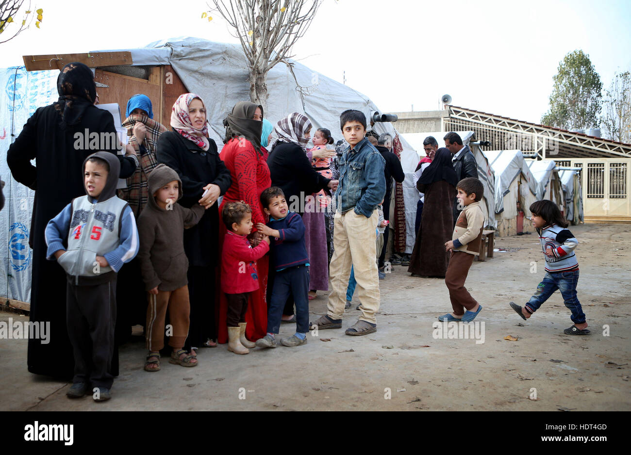 Rifugiati siriano attendere per vedere il dottor Michael Meshref dalla Caritas mobile clinica medica in un campo di rifugiati nei pressi di Taalabaya nella valle della Bekaa. Foto Stock
