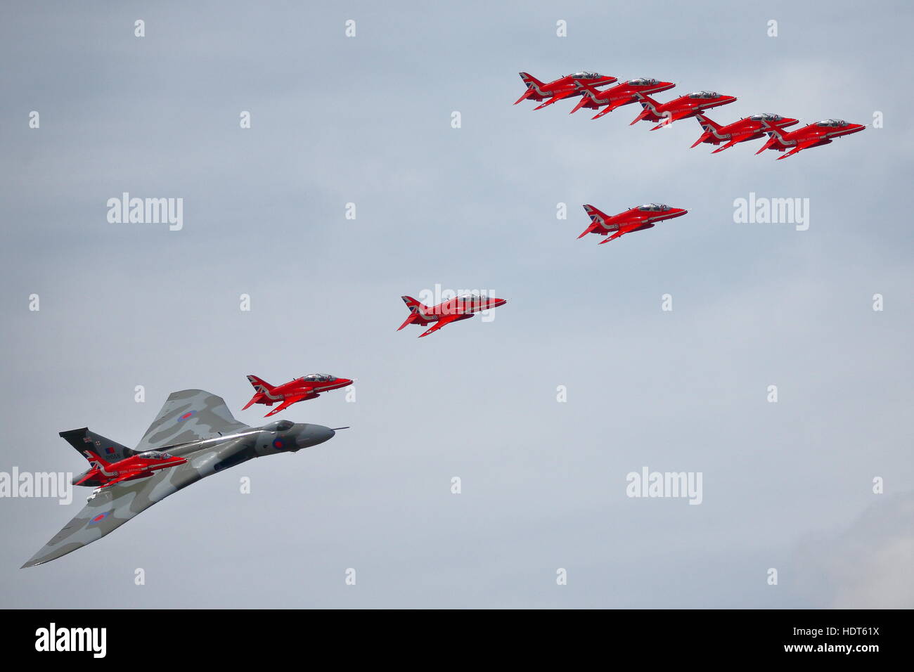 Le frecce rosse con loro BAE Hawk T.1 ha volato in formazione con il Vulcan xh558 al RIAT 2015 a Fairford, REGNO UNITO Foto Stock