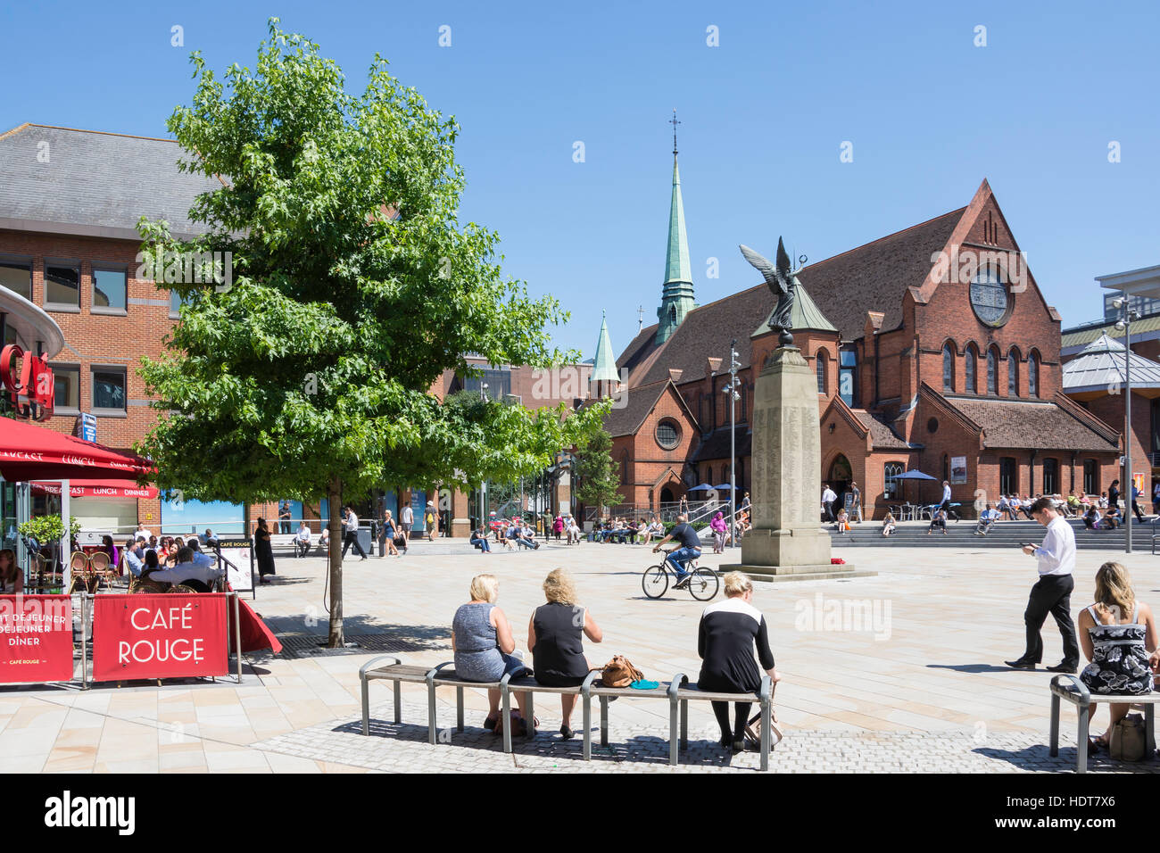 Woking Town Square mostra Memoriale di guerra e la Chiesa di Cristo, Woking, Surrey, England, Regno Unito Foto Stock