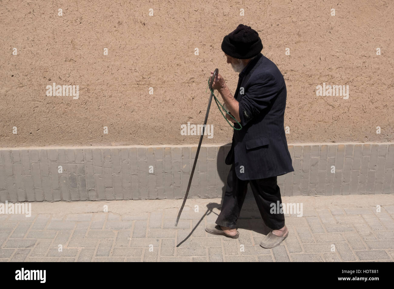 Un uomo cieco passeggiate attraverso il bazaar a Yadz, Yazd Provincia, Iran Foto Stock
