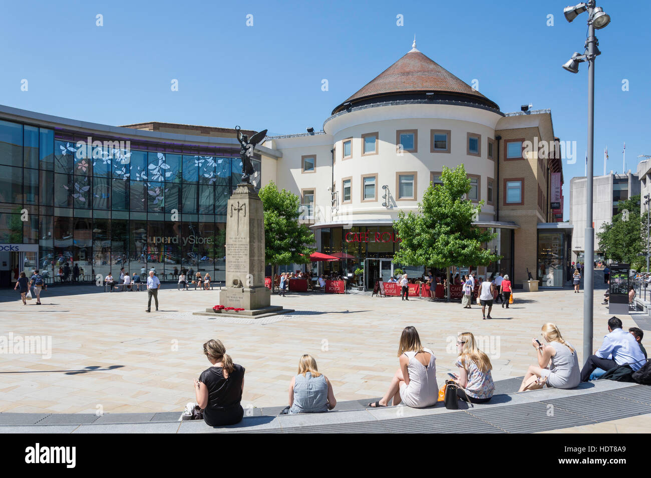 Woking Town Square mostra Memoriale di guerra e il centro di pavone, Woking, Surrey, England, Regno Unito Foto Stock