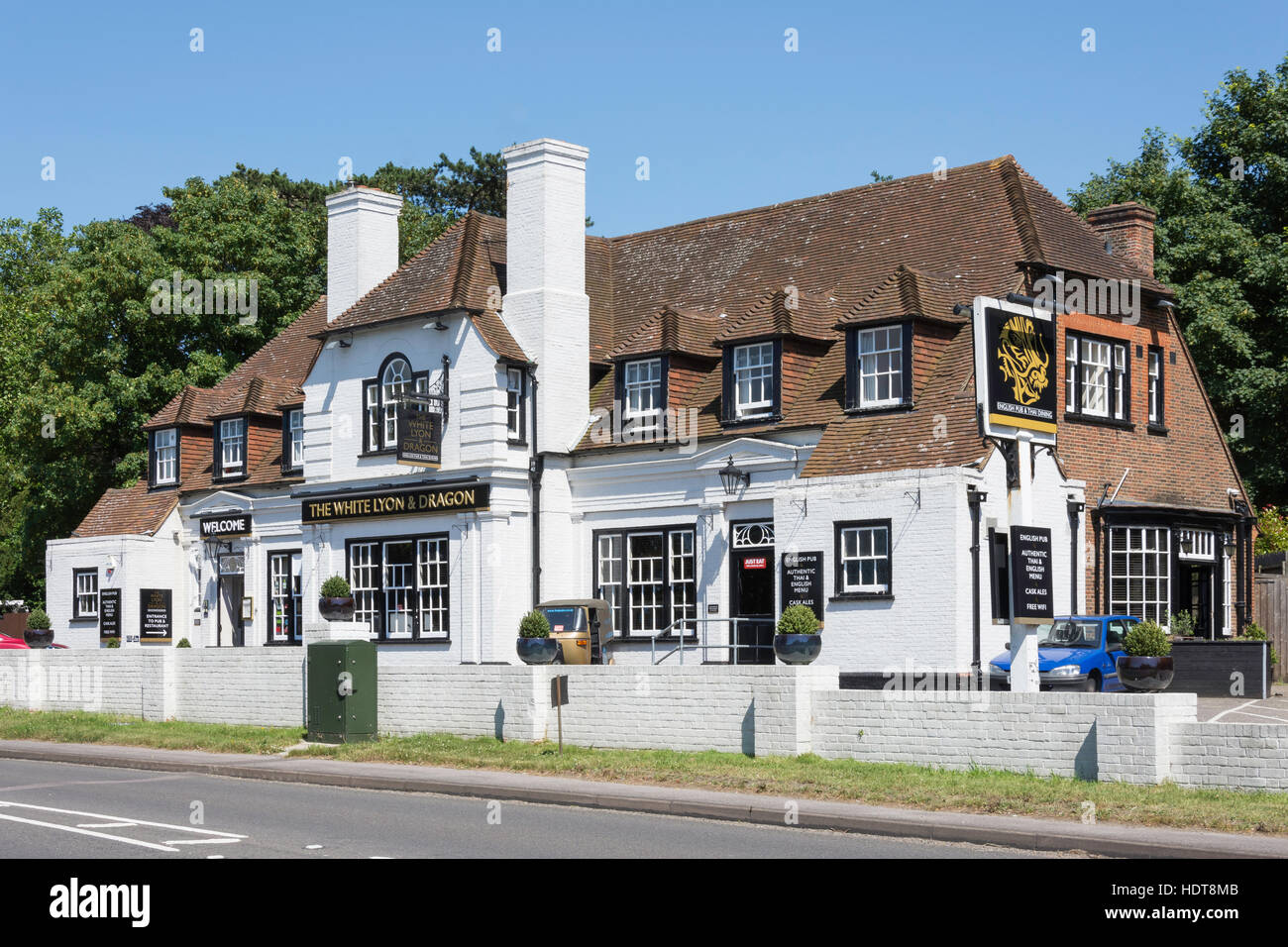 Il bianco Lyon & Dragon Pub, Perry Hill, Worplesdon, Surrey, England, Regno Unito Foto Stock