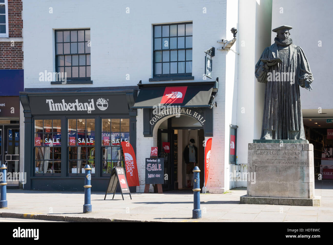 Timberland store e Arcivescovo George Abbot statua, High Street, Guildford, Surrey, England, Regno Unito Foto Stock